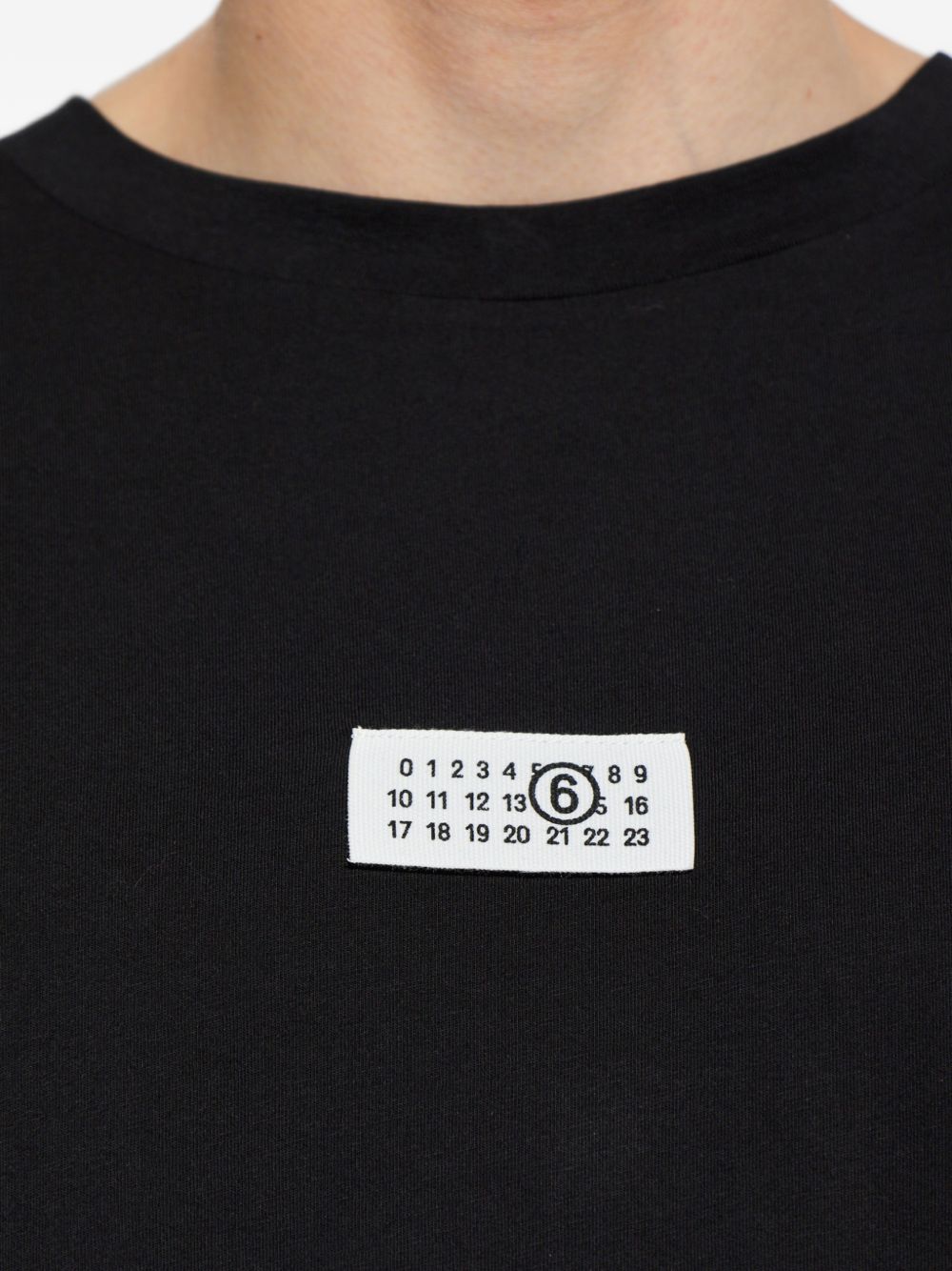 MM6 Maison Margiela longsleeve zwart, close-up van de logopatch