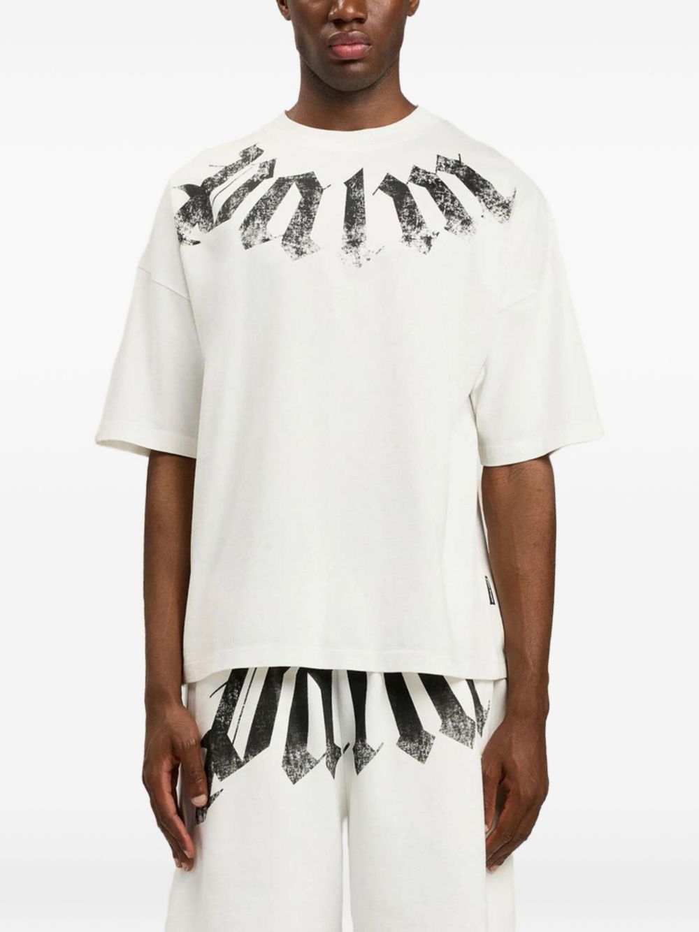 Vooraanzicht op het model, het shirt gedragen bij een broek met hetzelfde motief