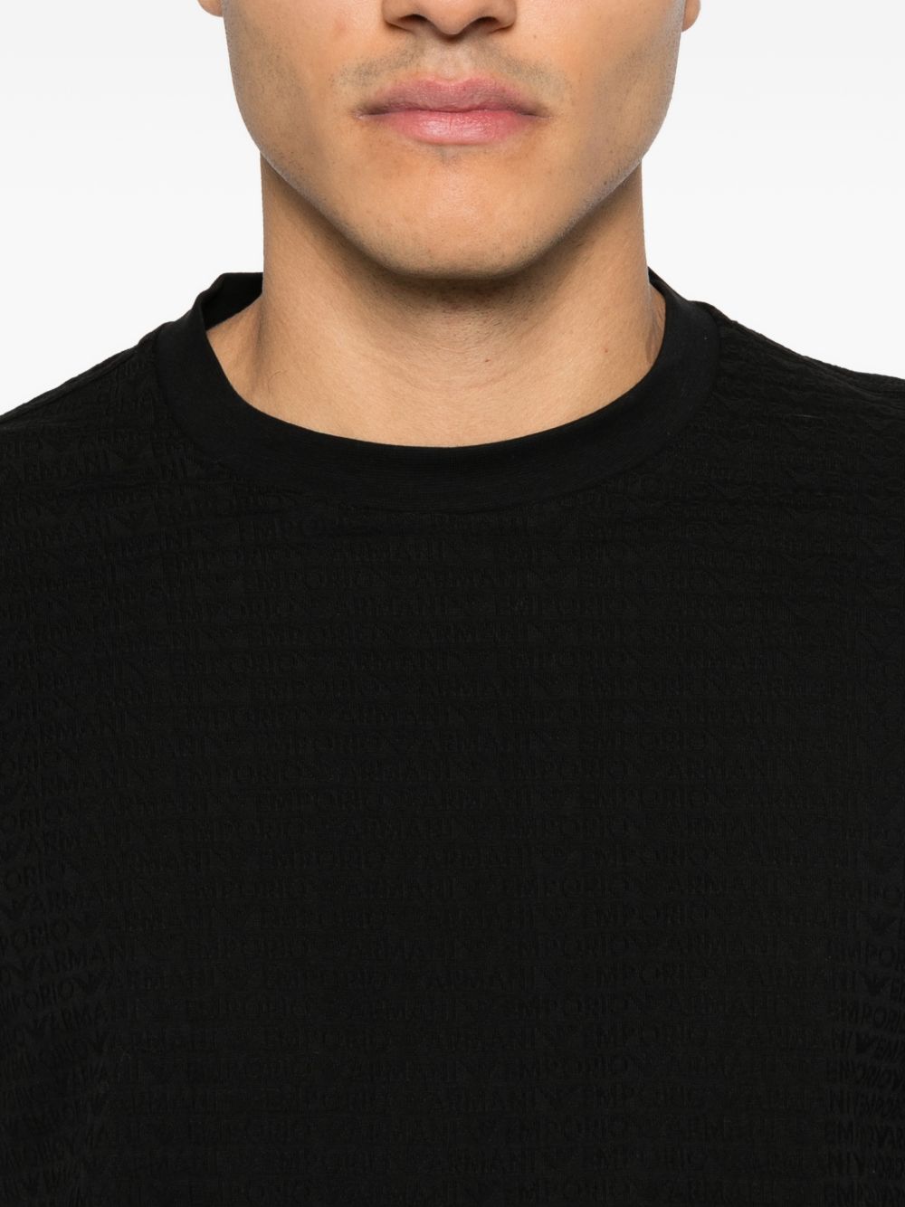 Emporio Armani Jacquard Logo T-shirt in zwart, achteraanzicht met crew neck