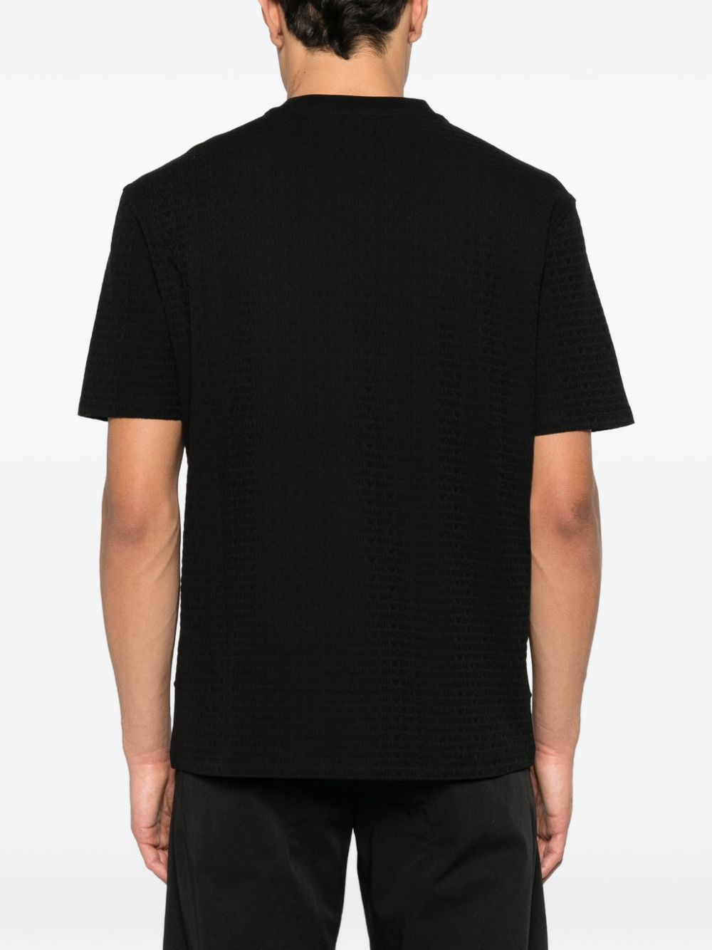 Emporio Armani Jacquard Logo T-shirt in zwart, close-up van de halsboord