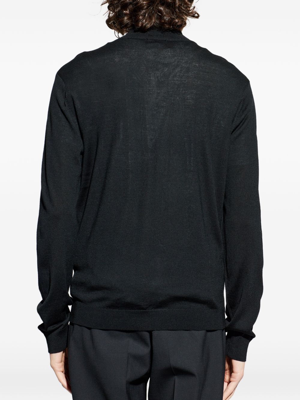 Achterzijde van het zwarte Emporio Armani vest met geribde onderrand