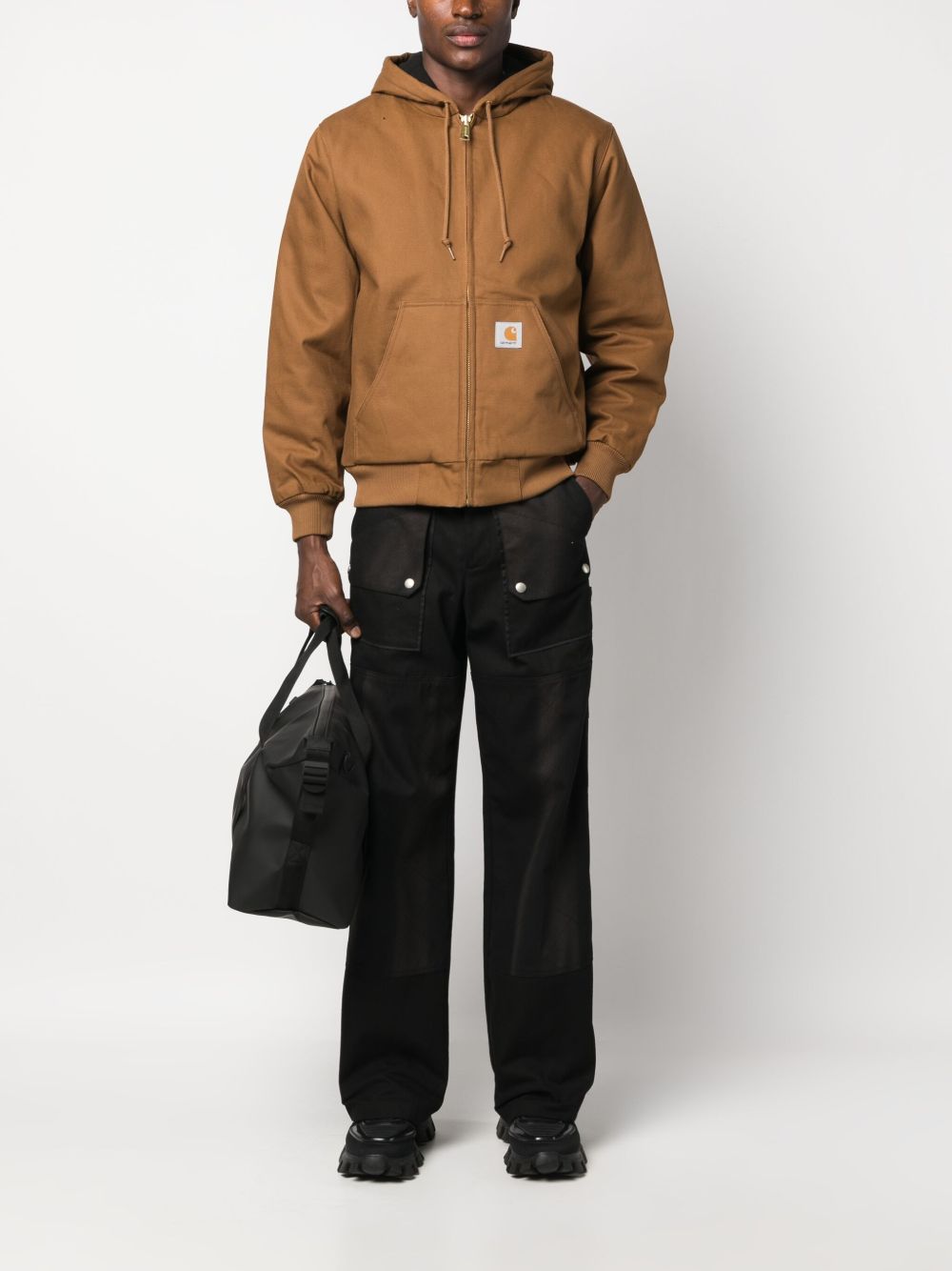 Detail van het geborduurde logopatch op de borst van de Carhartt WIP Active Jacket