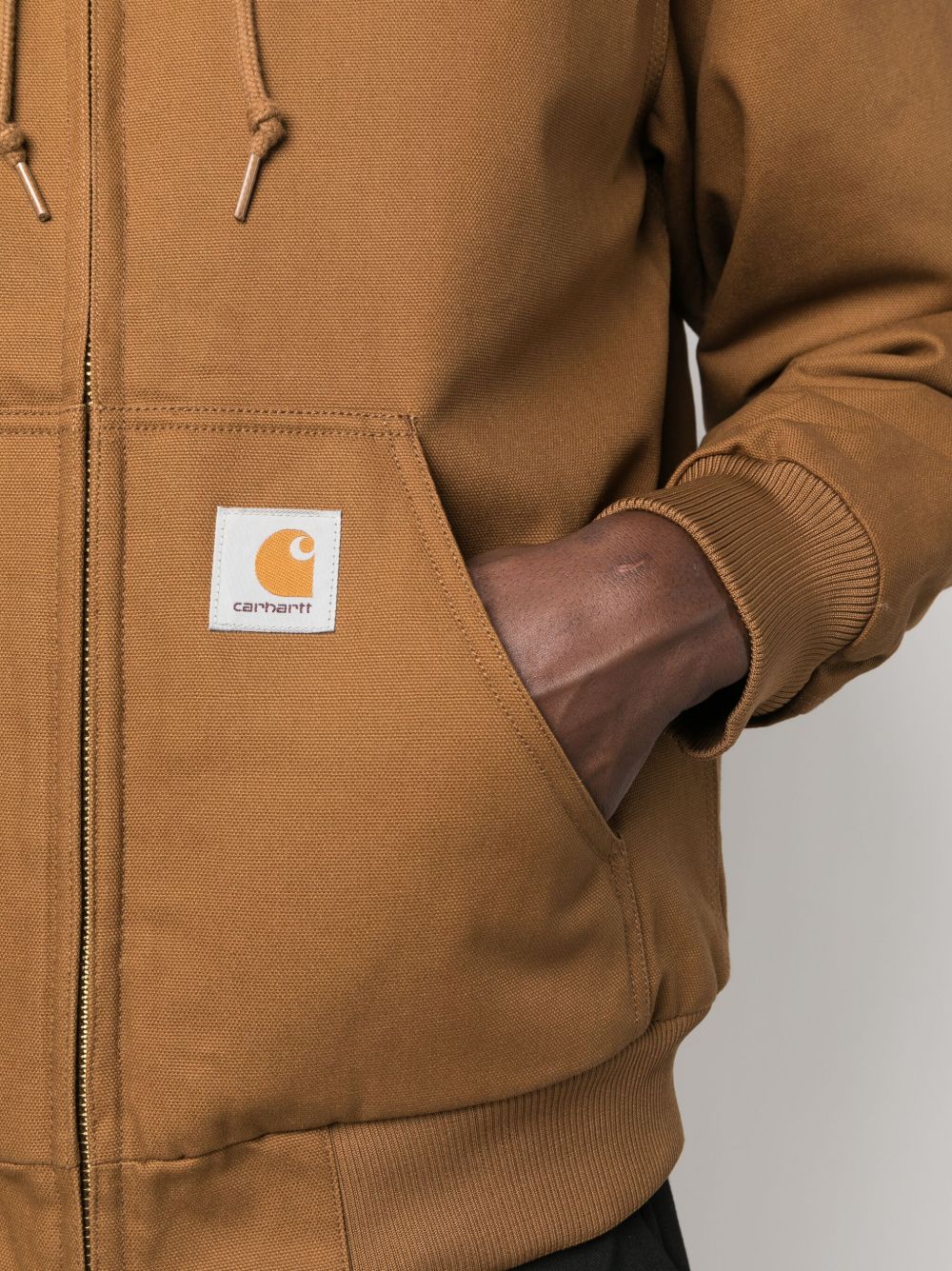 Achteraanzicht van de Carhartt WIP Active Jacket in bruin canvas met capuchon