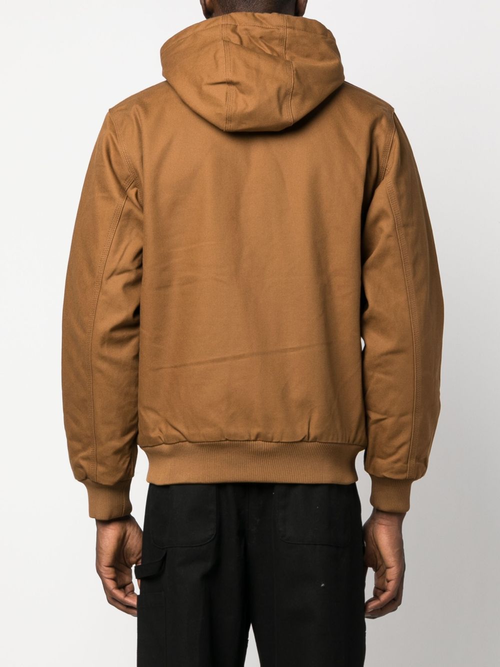 Detail van de geribde boord bij de mouw van de Carhartt WIP Active Jacket
