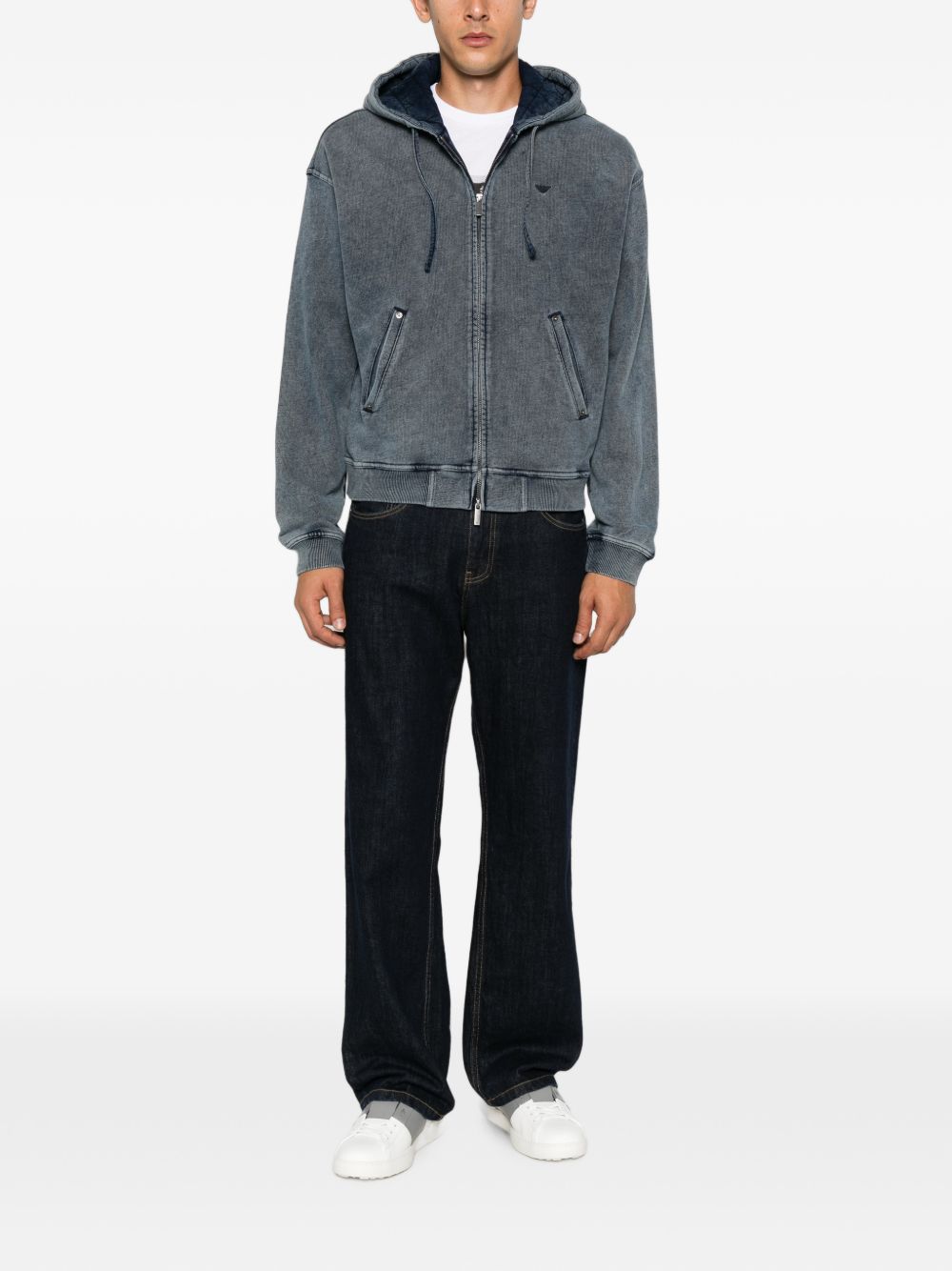 Model draagt de gewassen Emporio Armani hoodie open, volledige lengte