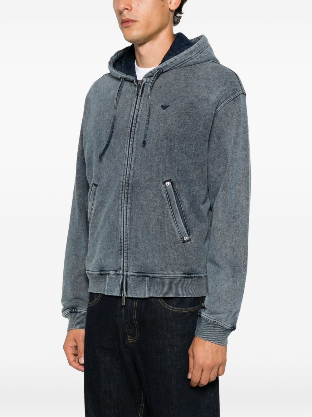 Zijaanzicht met de schuine ritszak van de Emporio Armani hoodie