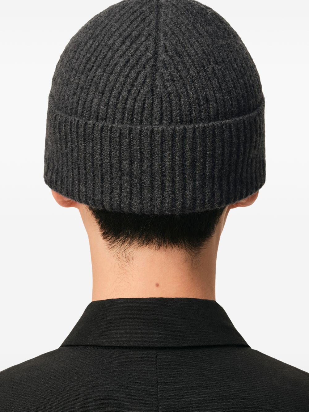 Ami Paris muts, close-up van het geborduurde hartlogo op de omslag