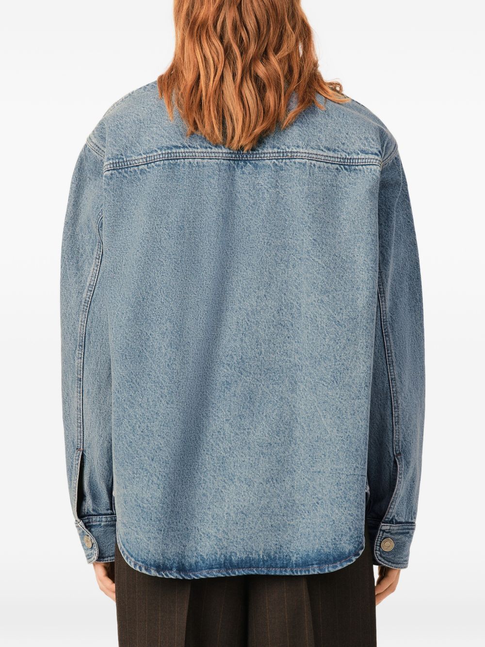 Achterzijde van het denim overshirt met pasje over de schouders