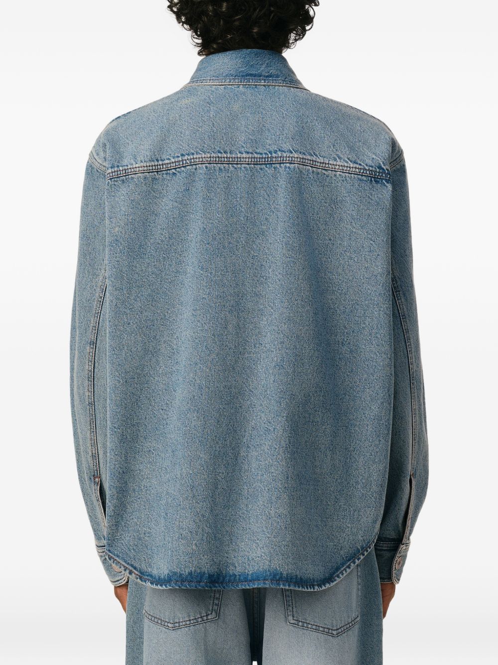Achteraanzicht van het overshirt met ruime rechte snit