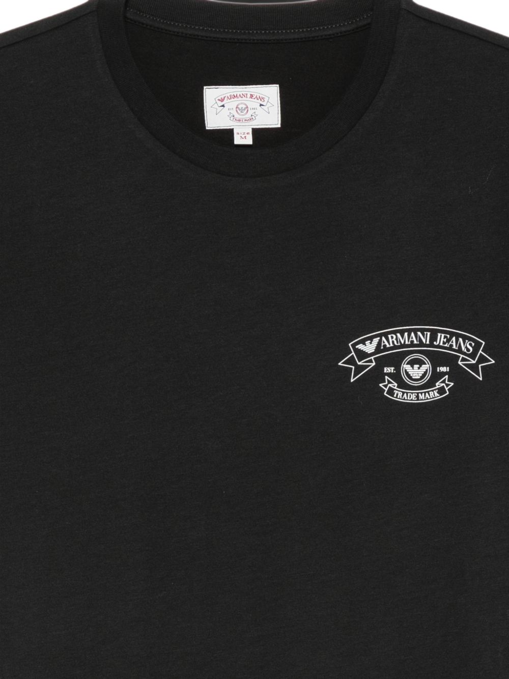 Detail van de logoprint op het Emporio Armani T-shirt in zwart