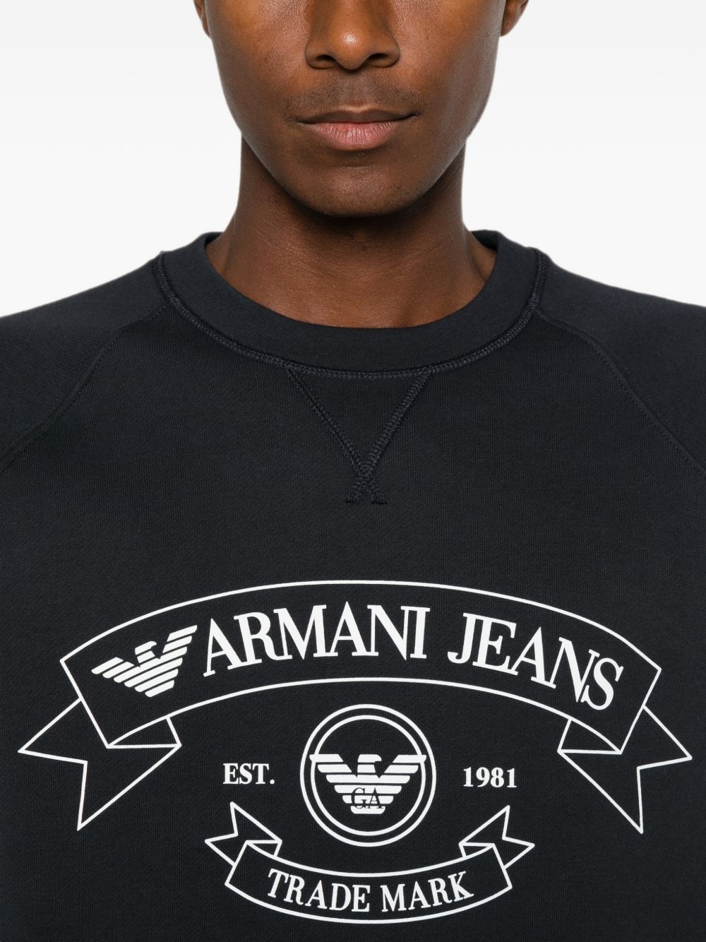 Emporio Armani navy sweatshirt, detail van de geribde manchet