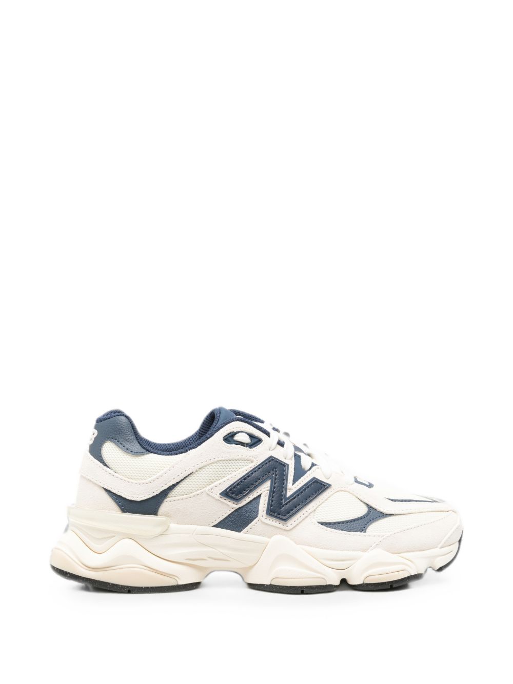 New Balance 9060 sneaker in linnenwit met navy N-logo, zijaanzicht