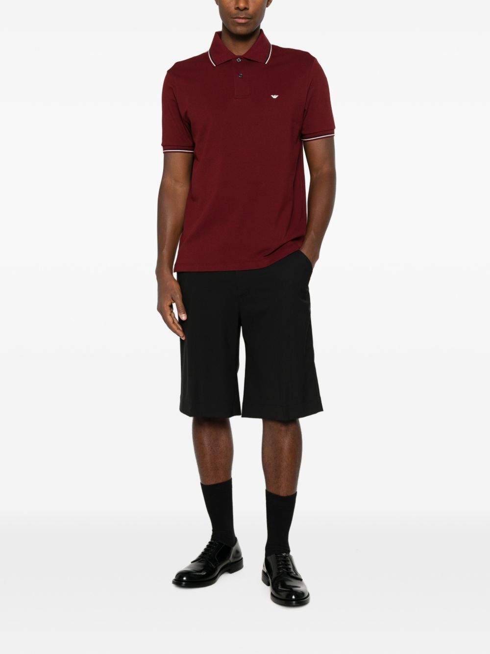 Zijaanzicht van de bordeauxrode Emporio Armani polo