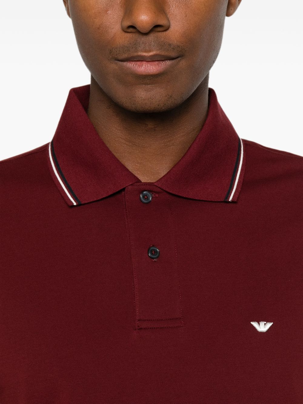 Achteraanzicht van de Emporio Armani polo in bordeaux