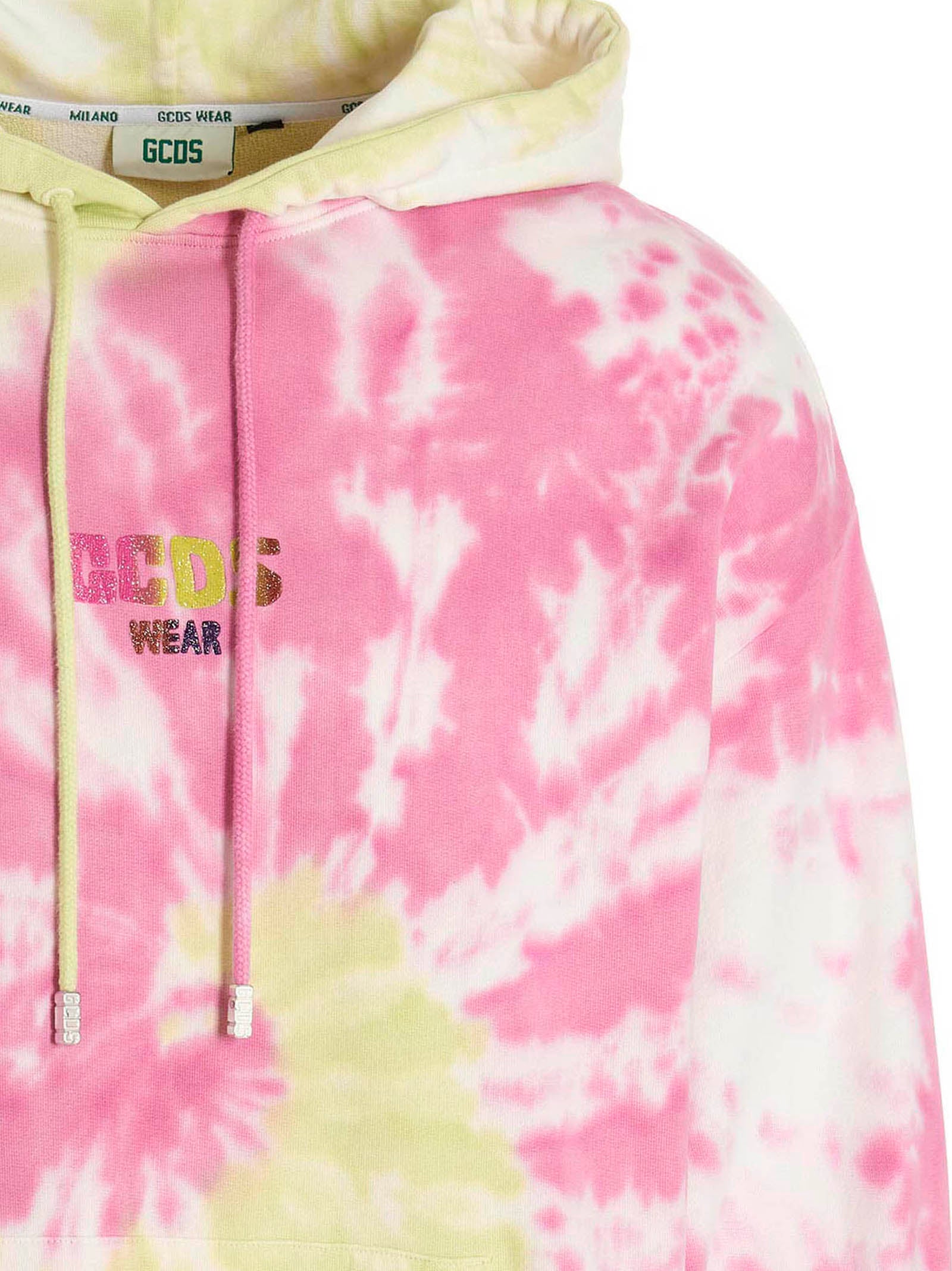 GCDS hoodie roze limegroen gedragen aan voorzijde