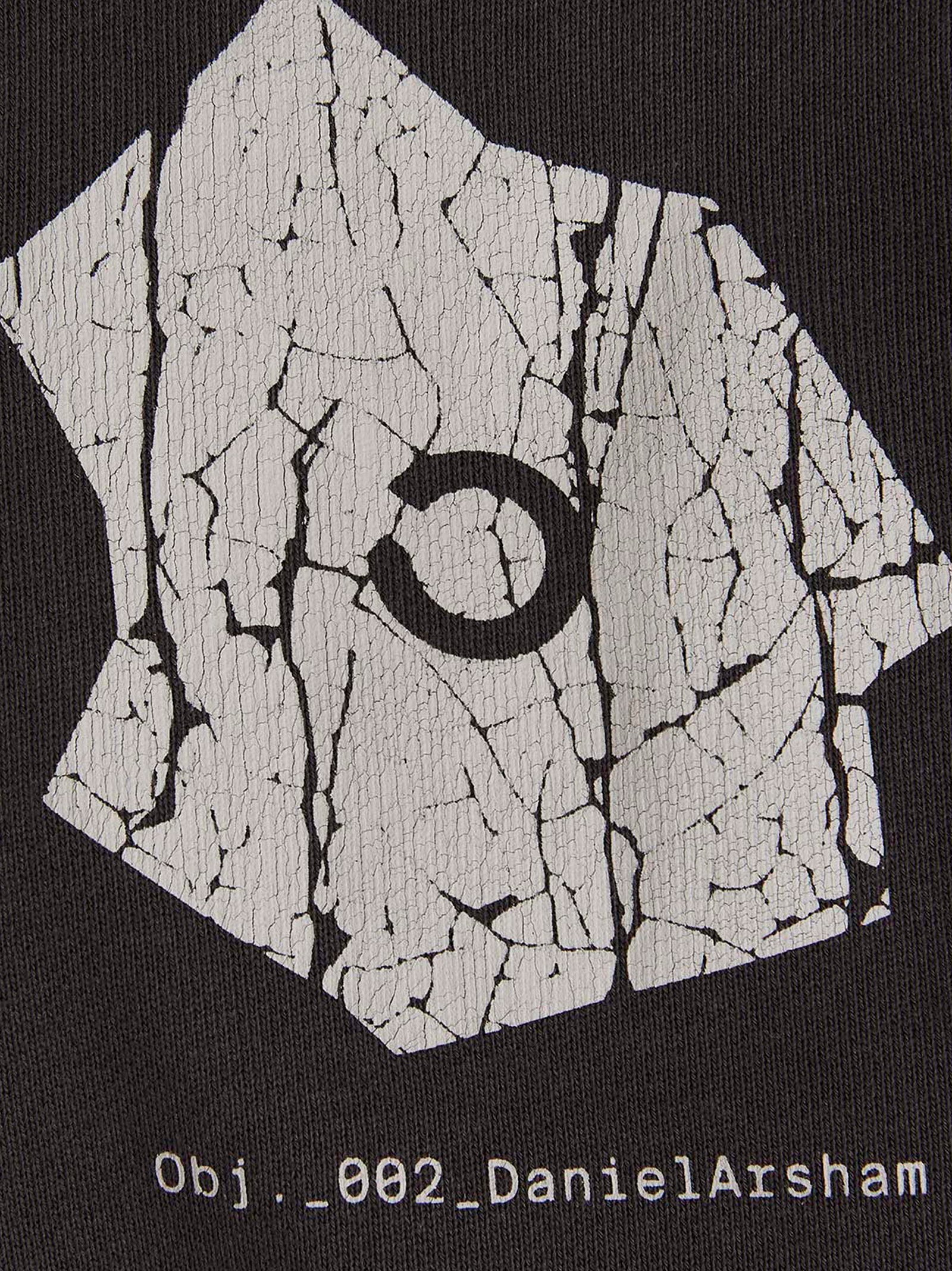 Close-up van de gecraqueleerde print op de antracietgrijze katoenen jersey