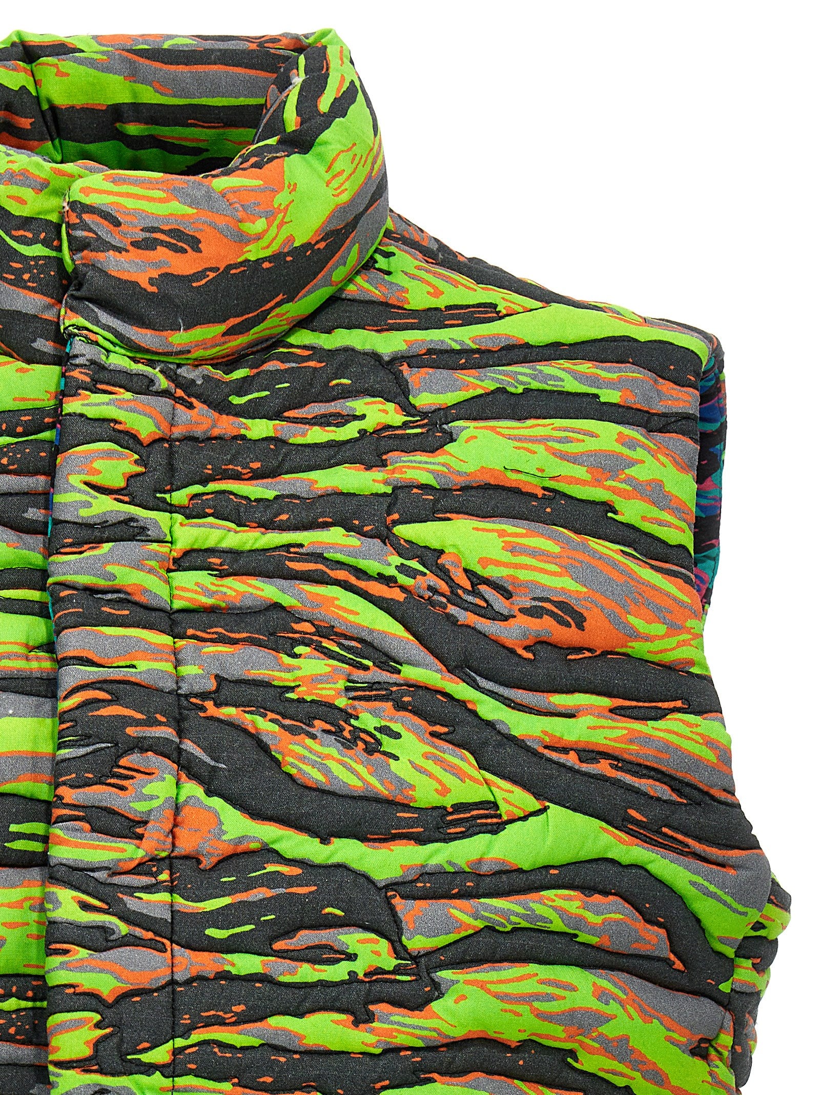 Detail van de opstaande kraag en de verdekte sluiting van de ERL bodywarmer