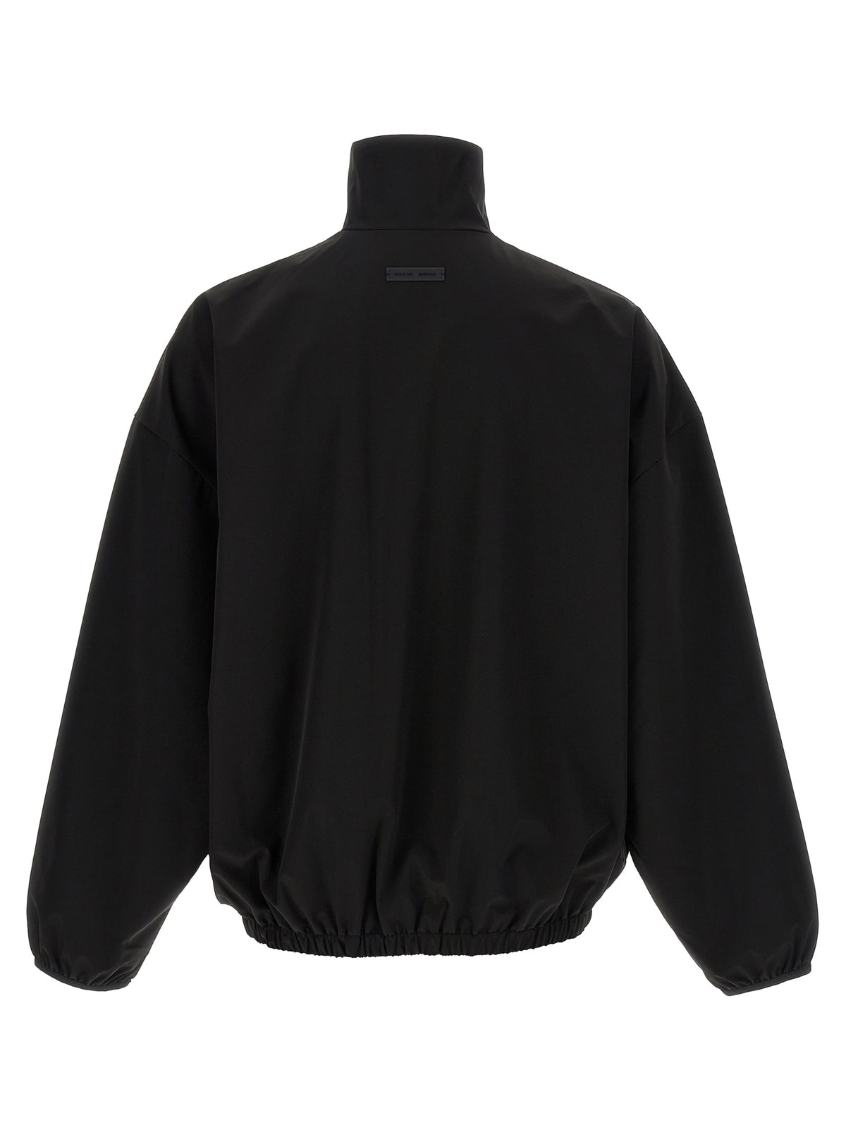 Achterkant van de zwarte half zip met rubberen streeplabel onder de kraag