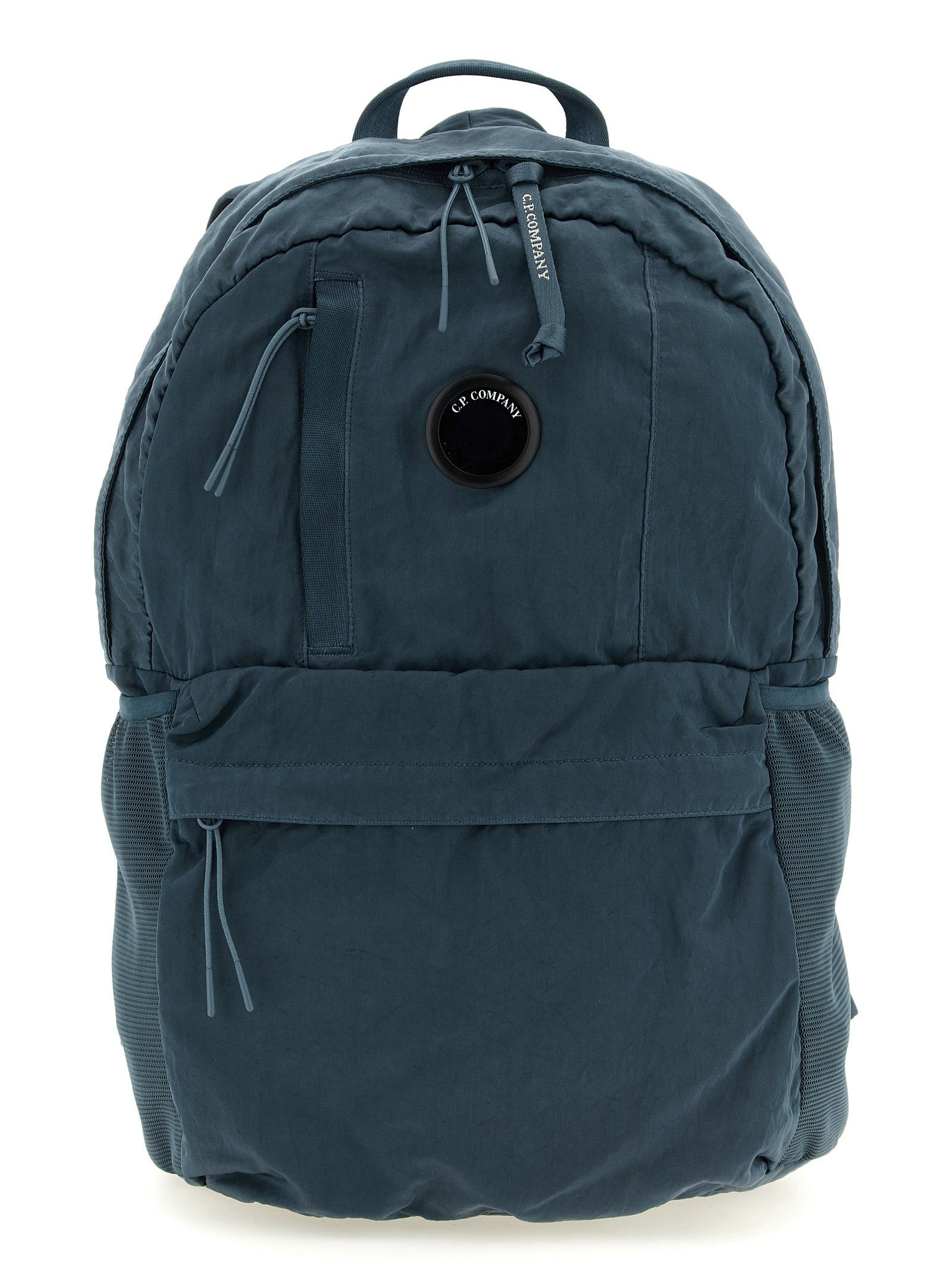 C.P. Company Nylon B rugzak donkerblauw, vooraanzicht met Lens-detail
