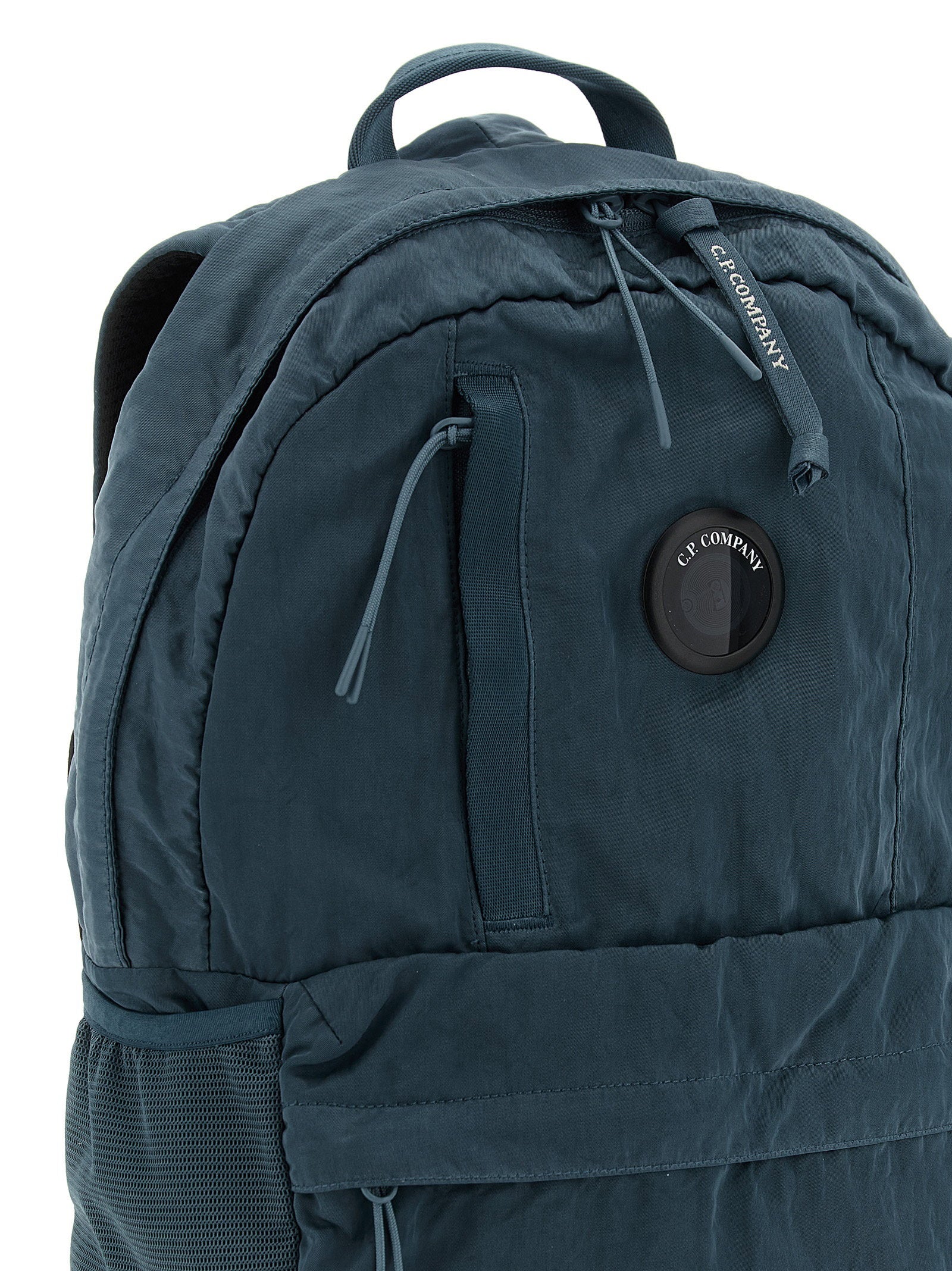 C.P. Company Nylon B rugzak donkerblauw, achteraanzicht met schouderbanden