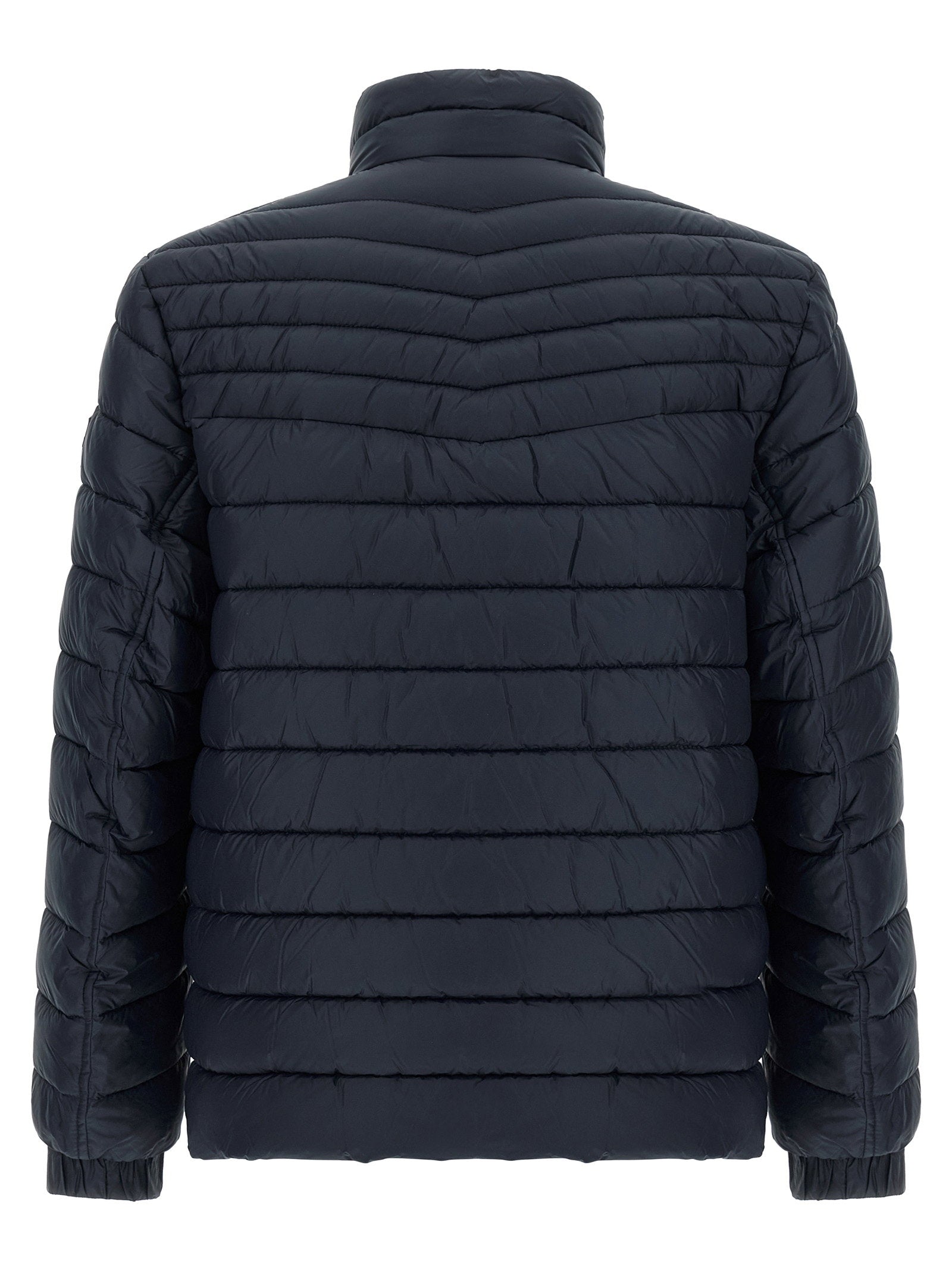 Hugo Boss gewatteerd donsjack in marineblauw, close-up van de horizontale quiltstructuur