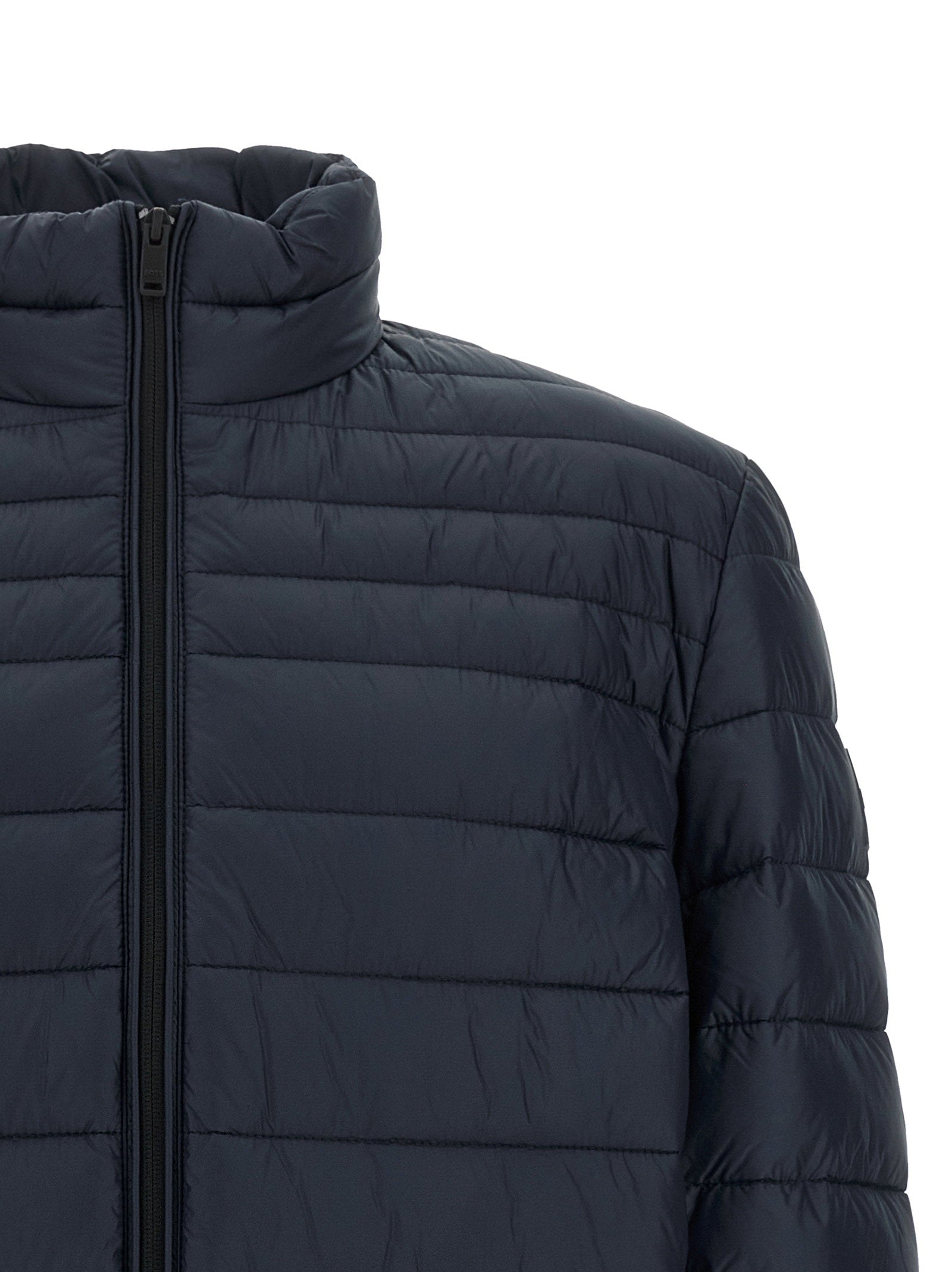 Hugo Boss gewatteerd donsjack in marineblauw, detail van het logopatch op de mouw