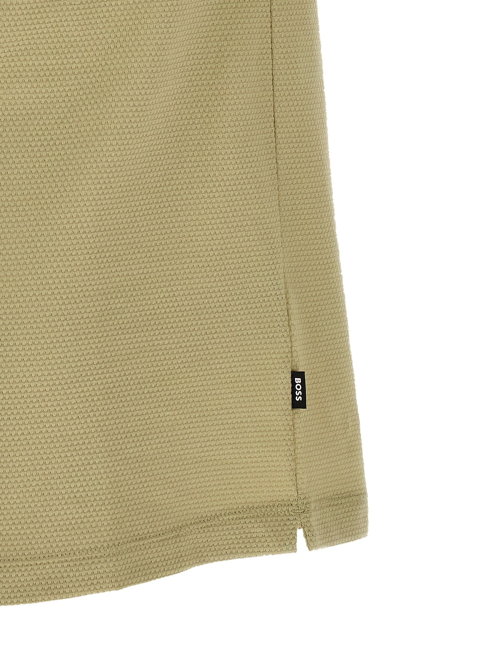 Hugo Boss polo met honingraatstructuur olijfgroen, detail van het logolabel op de zijnaad