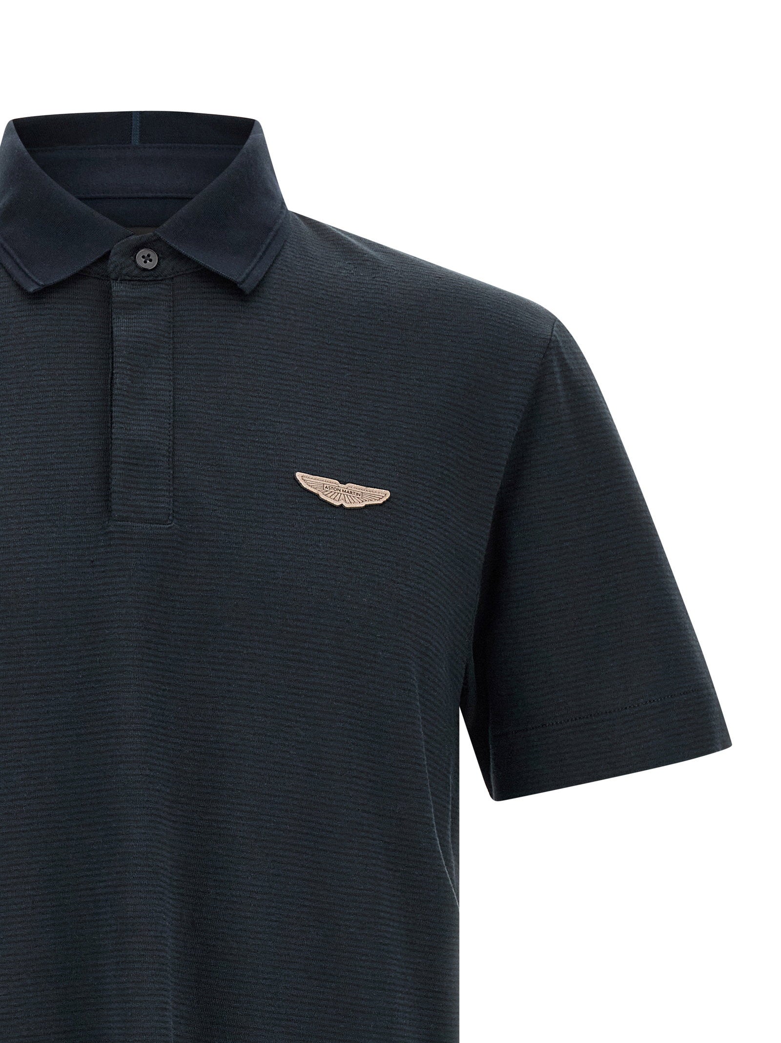 Hugo Boss x Aston Martin polo blauw, detail van het logo-patch