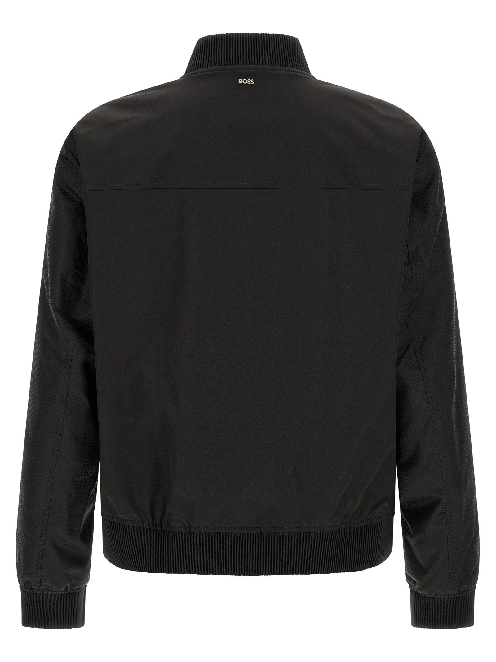 Hugo Boss waterafstotend bomberjack in zwart, close-up van het jacquard monogram-motief op de mouw