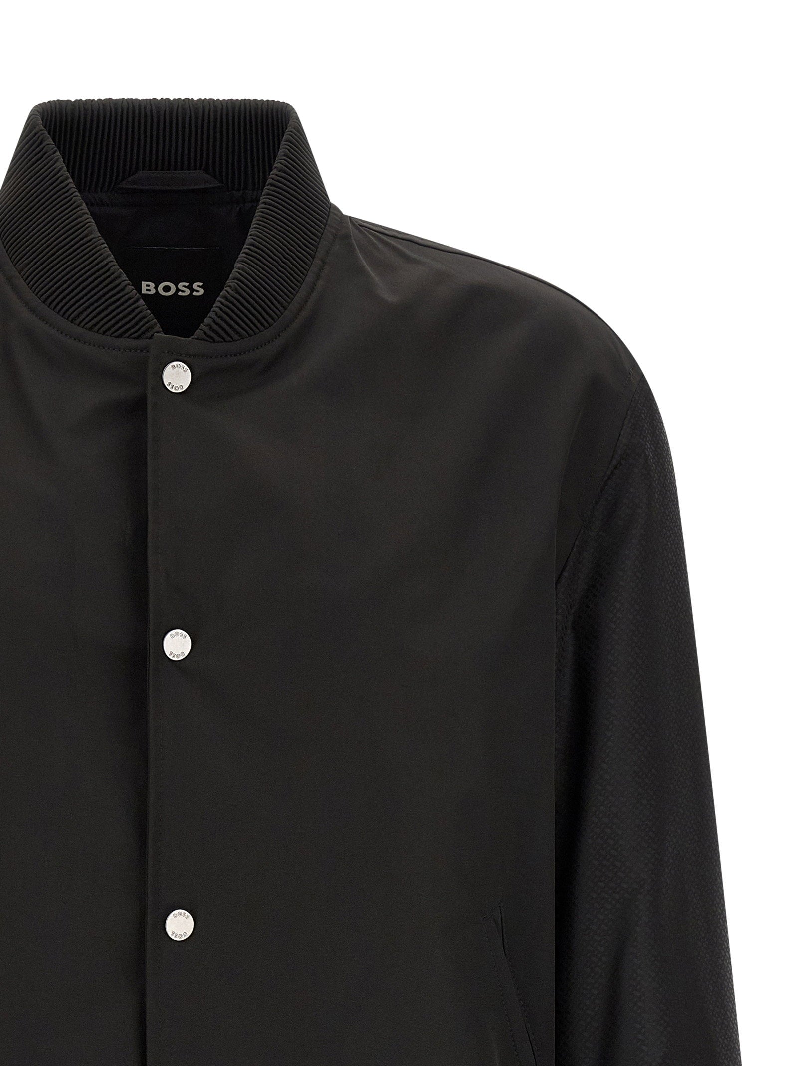 Hugo Boss waterafstotend bomberjack in zwart, detail van de drukknopensluiting
