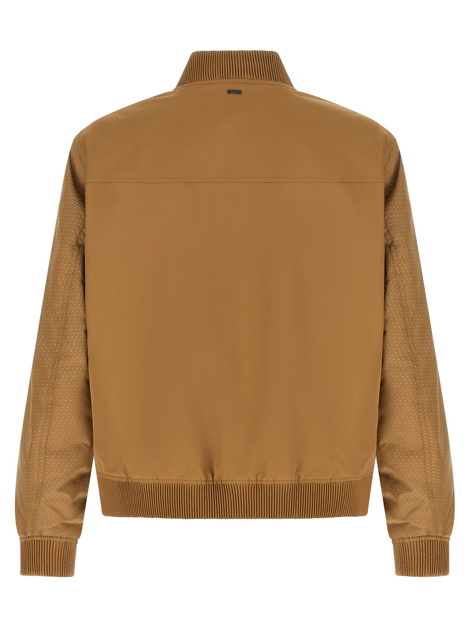 Hugo Boss bomberjack in camel met monogram mouwen, close-up van het monogram-patroon