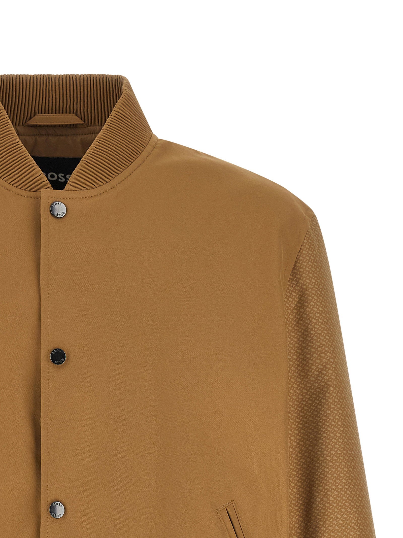 Hugo Boss bomberjack in camel met monogram mouwen, detail van de drukknopensluiting