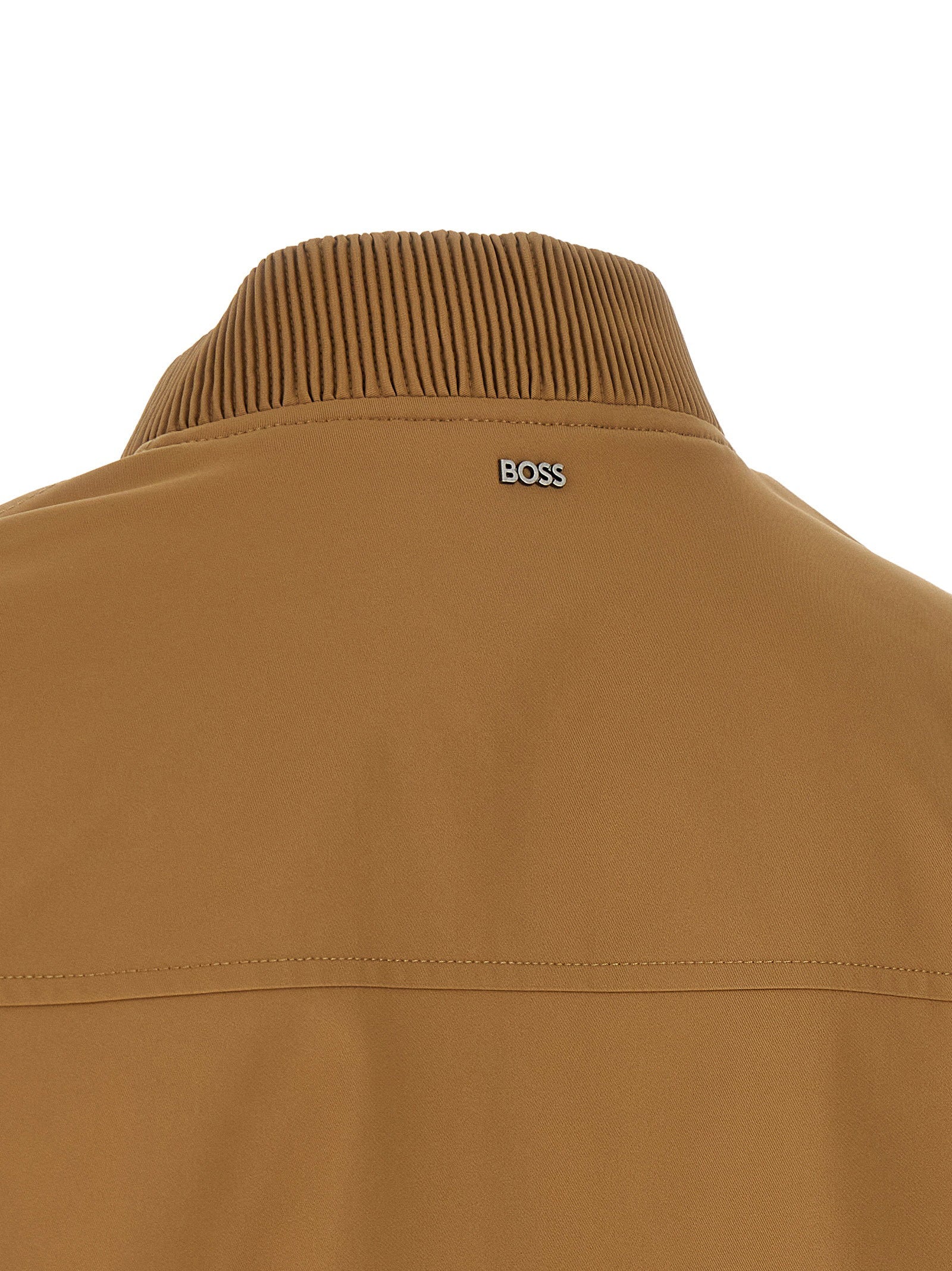 Hugo Boss bomberjack in camel met monogram mouwen, achteraanzicht met metalen plaatje in de nek