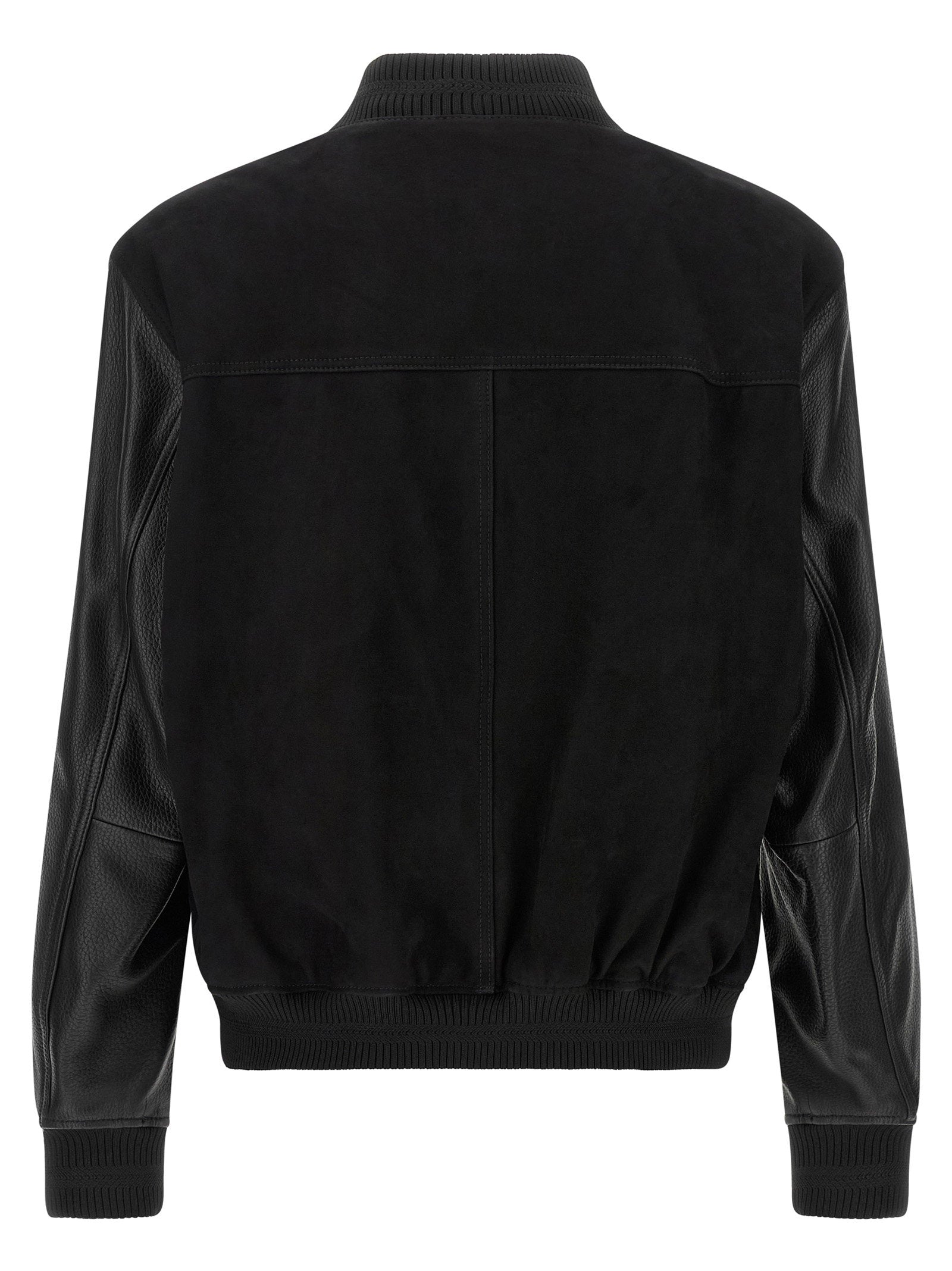 Hugo Boss varsity bomberjack in zwart met leren mouwen, close-up van het monogram-patch op de borst