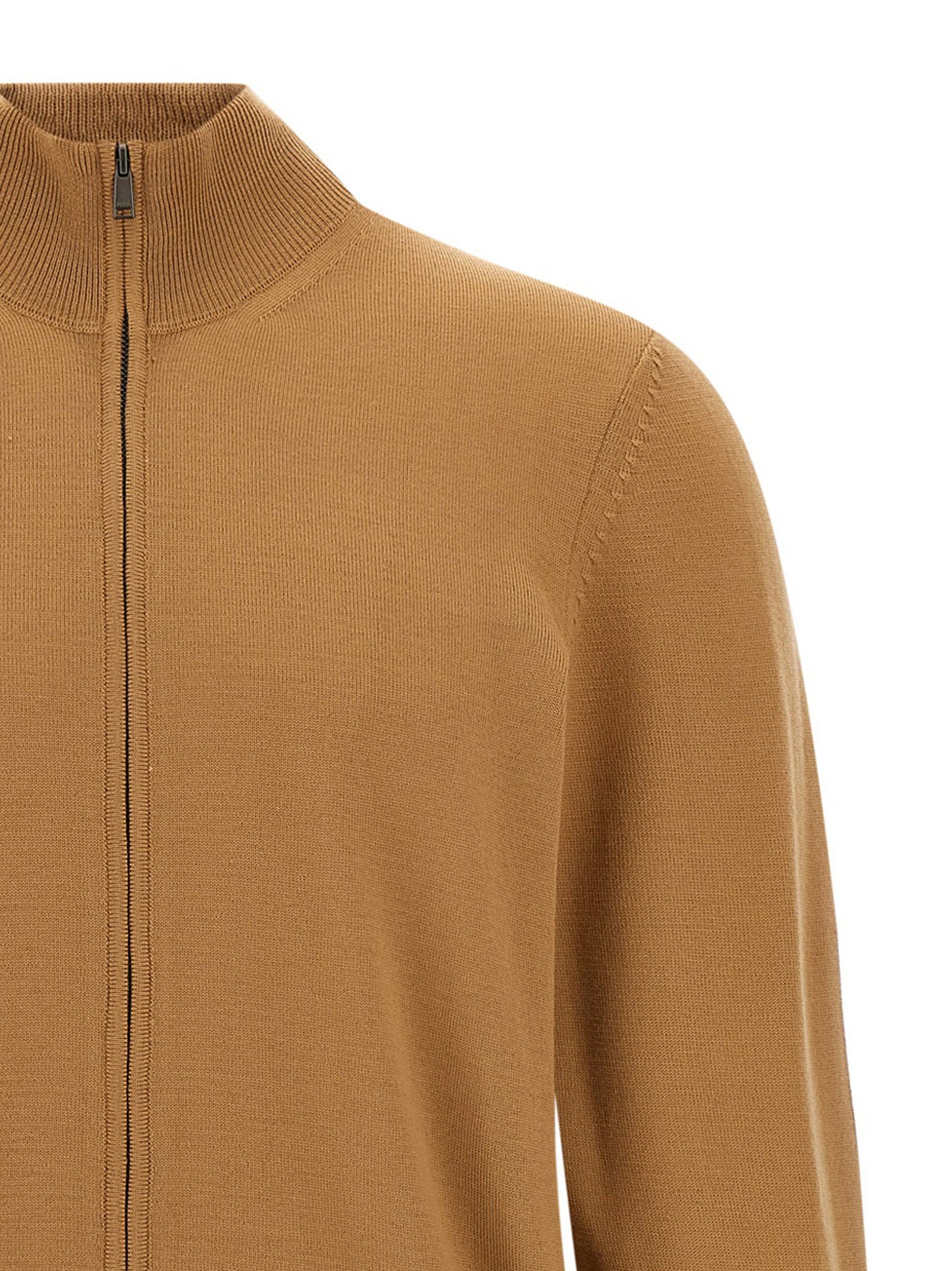 Hugo Boss geschoren breivest in camel, detail van de geribbelde manchet