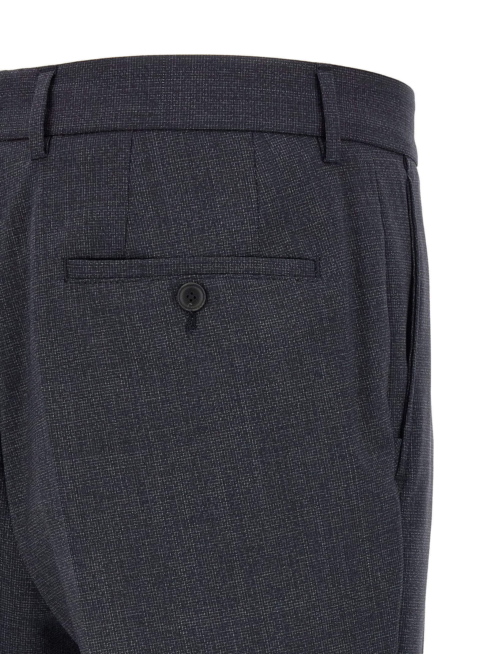 Hugo Boss Huge kostuum in antracietgrijs met stretch scheerwol, detail van de achterzak met knoop