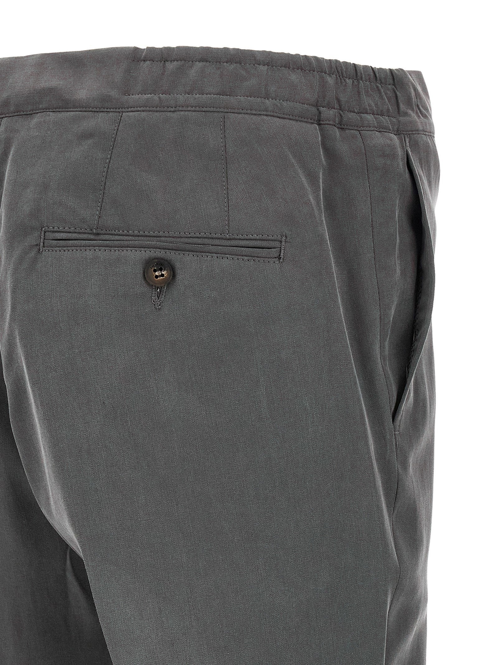 Pal Zileri Effortless pantalon detail van elastische band en achterzak