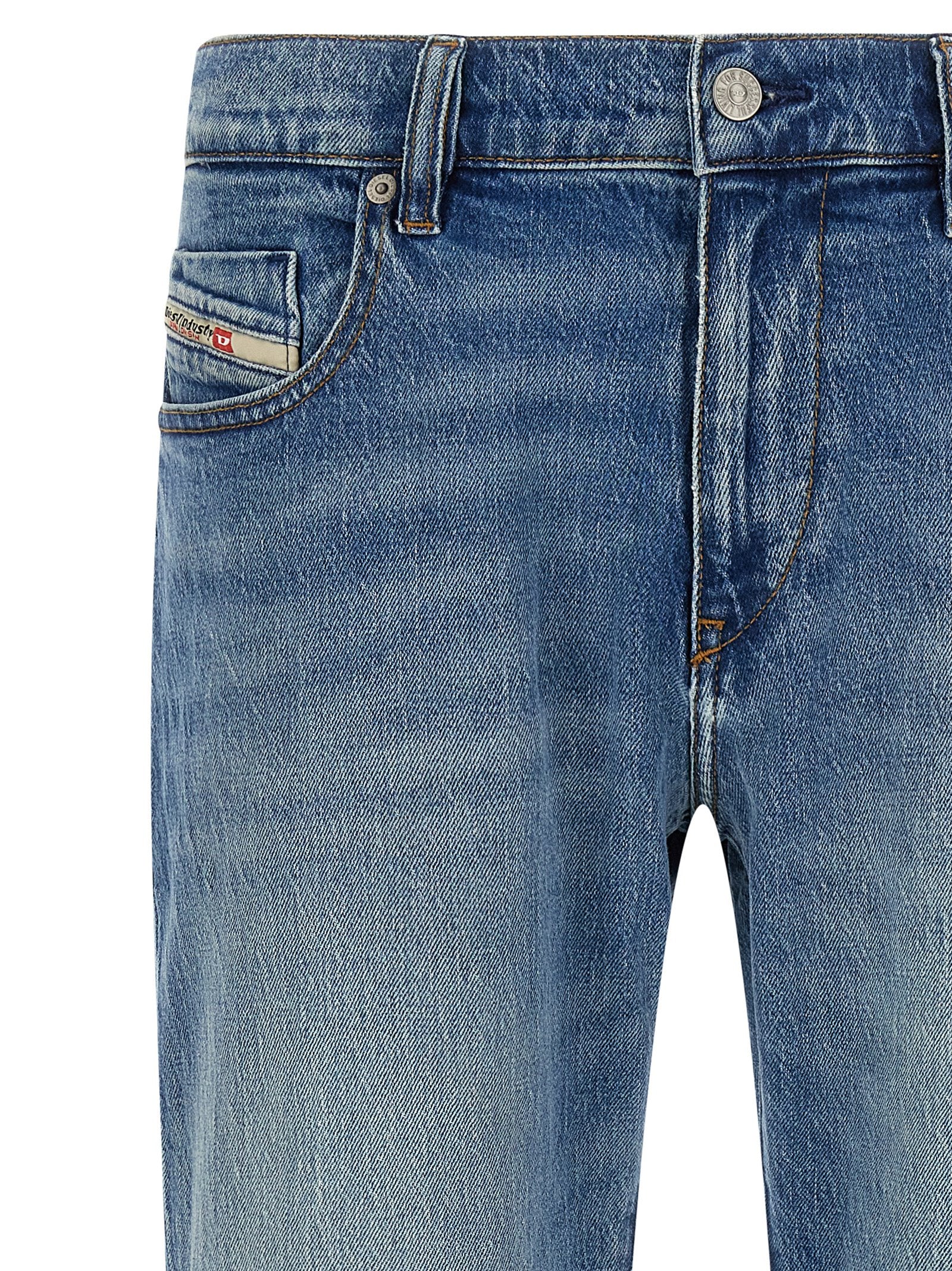 Diesel 2019 D-Strukt slim jeans middenblauw - detail taille en zak met Diesel-label