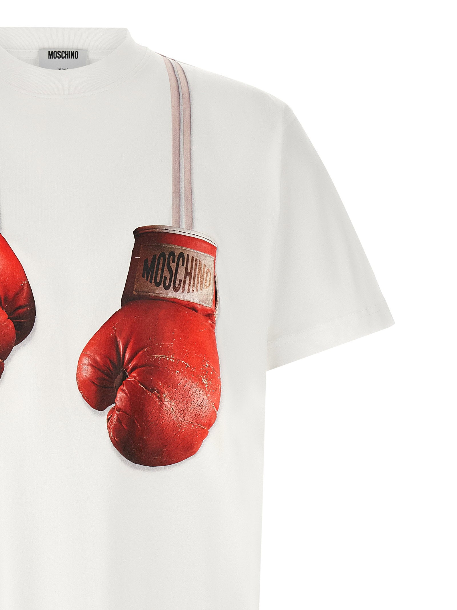 Moschino T-shirt in wit met trompe-l'œil bokshandschoenprint, achteraanzicht