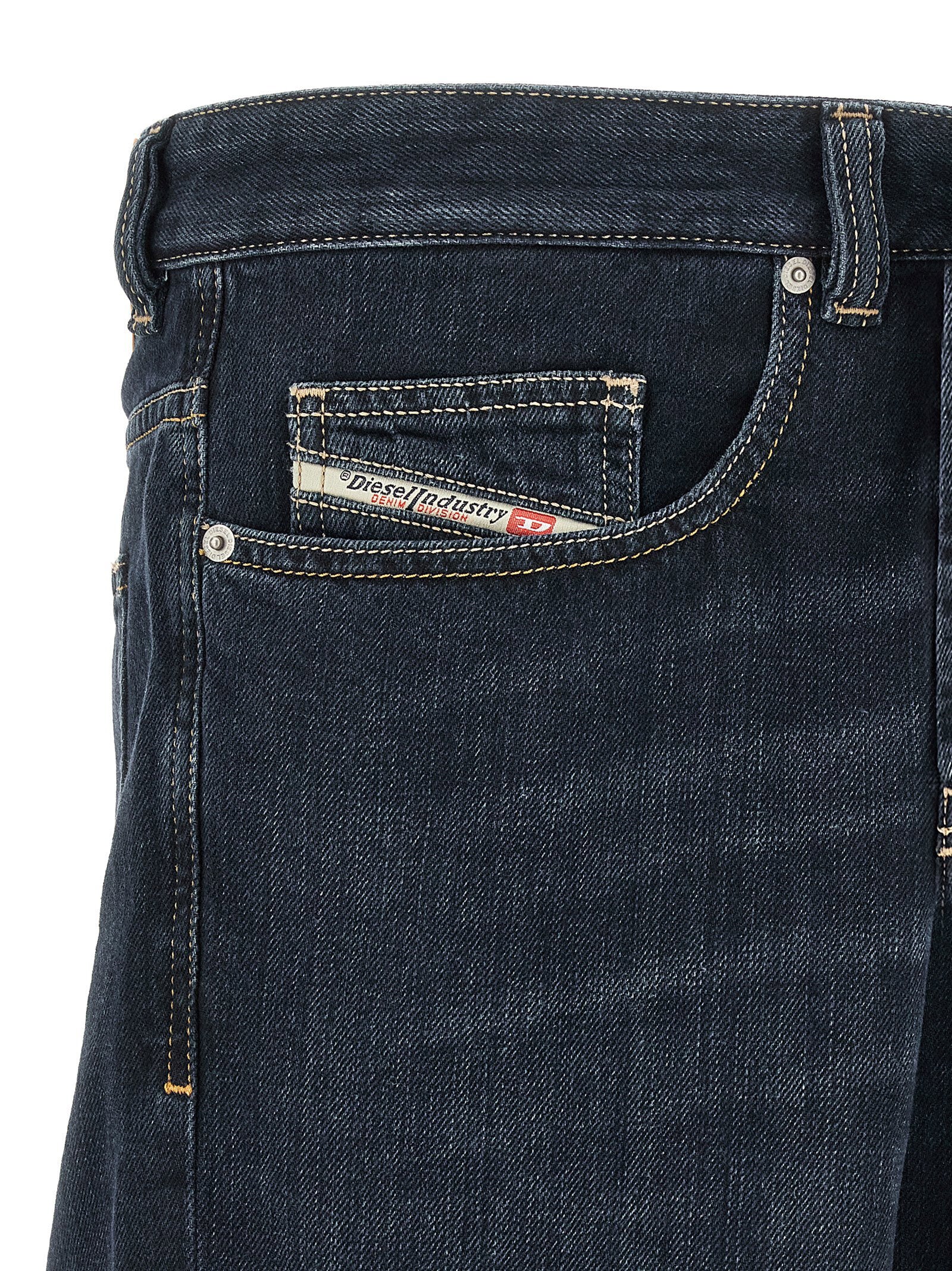 Diesel 2001 D-Macro jeans donkerblauw - detail van de knoopsluiting