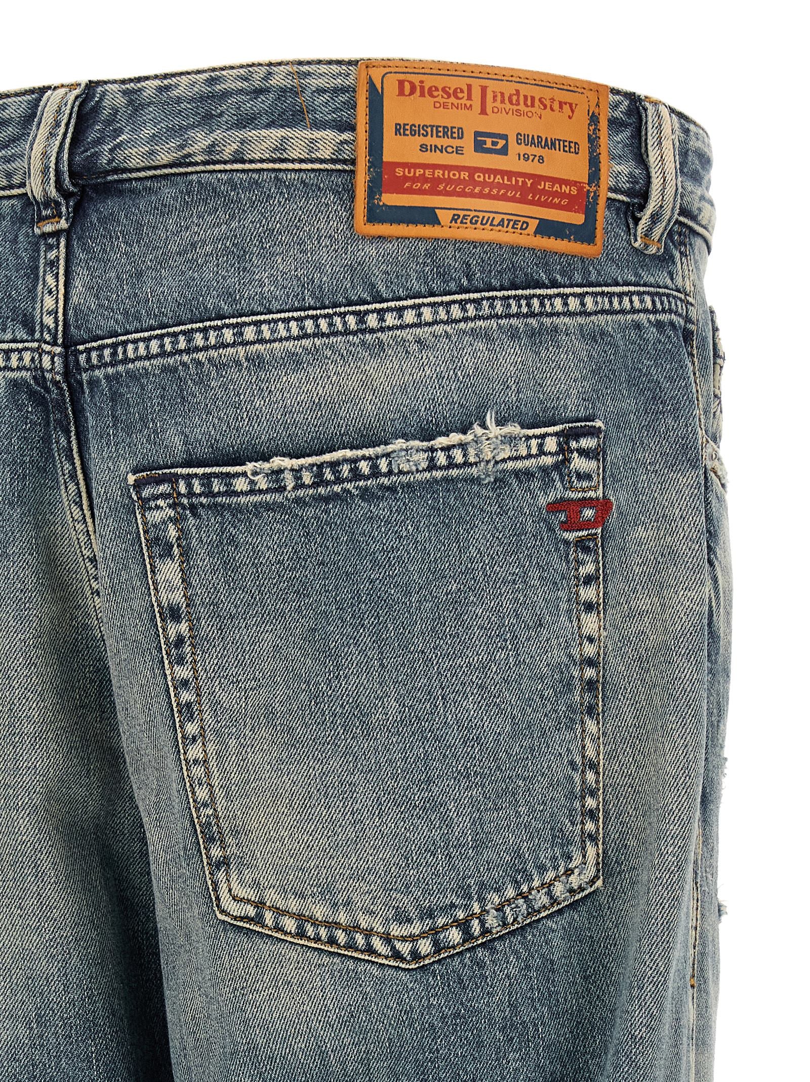 Diesel D-Macs jeans, close-up van leren Diesel Industry label