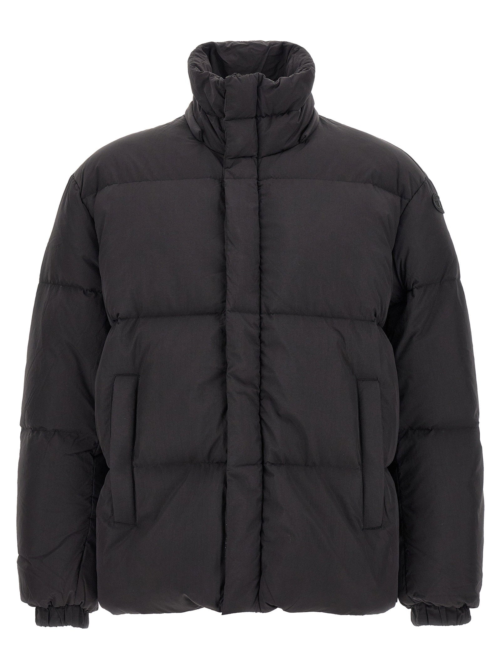 Diesel W-Rolfys donsjack, close-up van het geborduurde Oval D-patch op de mouw