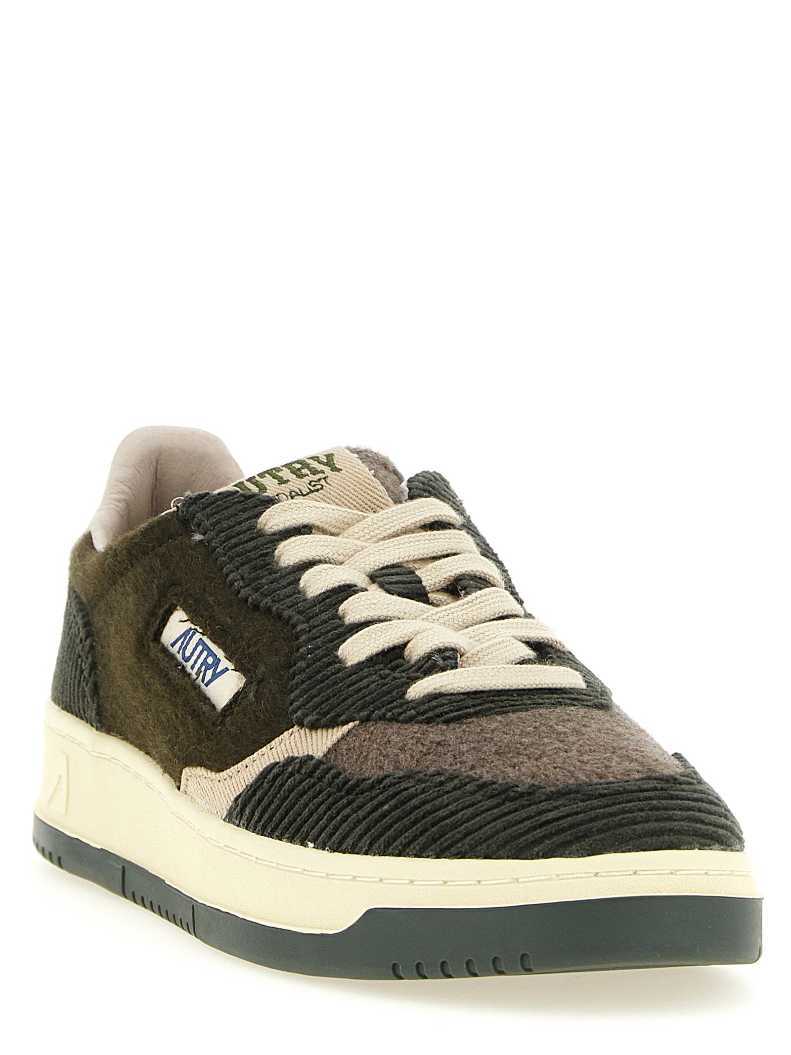 Detail van het zijlogo met vlag op de Autry Medalist Low sneaker