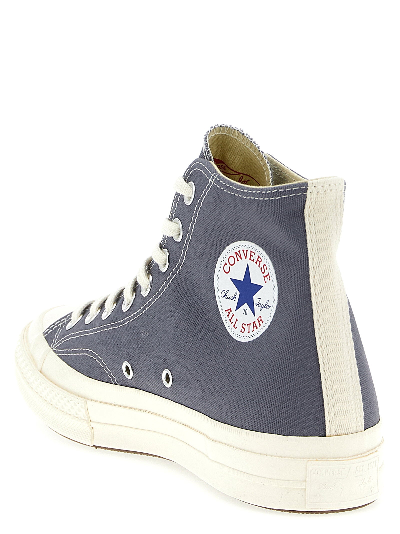 Converse x CDG Play Chuck 70 sneaker in grijs, close-up van het hart-en-ogen-logo als sideprint
