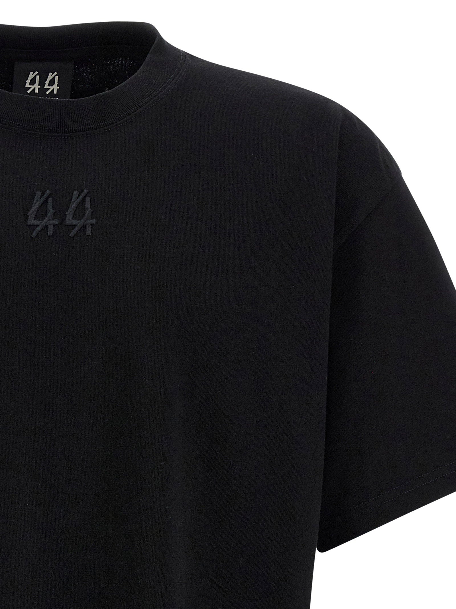 44 Label Group Embroidery Tee zwart, close-up van het geborduurde logo