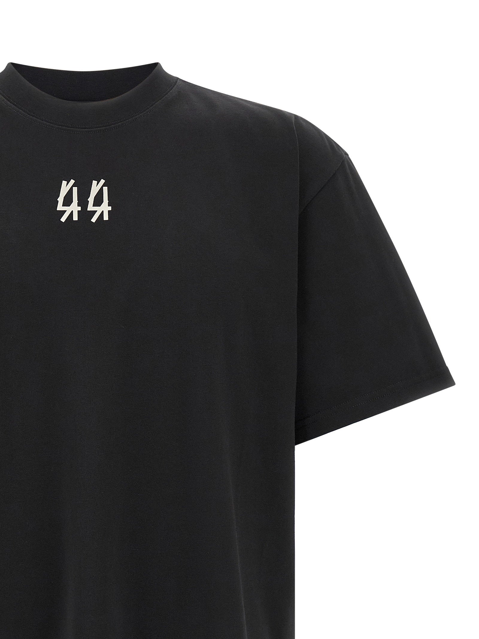 44 Label Group Classic Tee in zwart, detail van het geborduurde logo