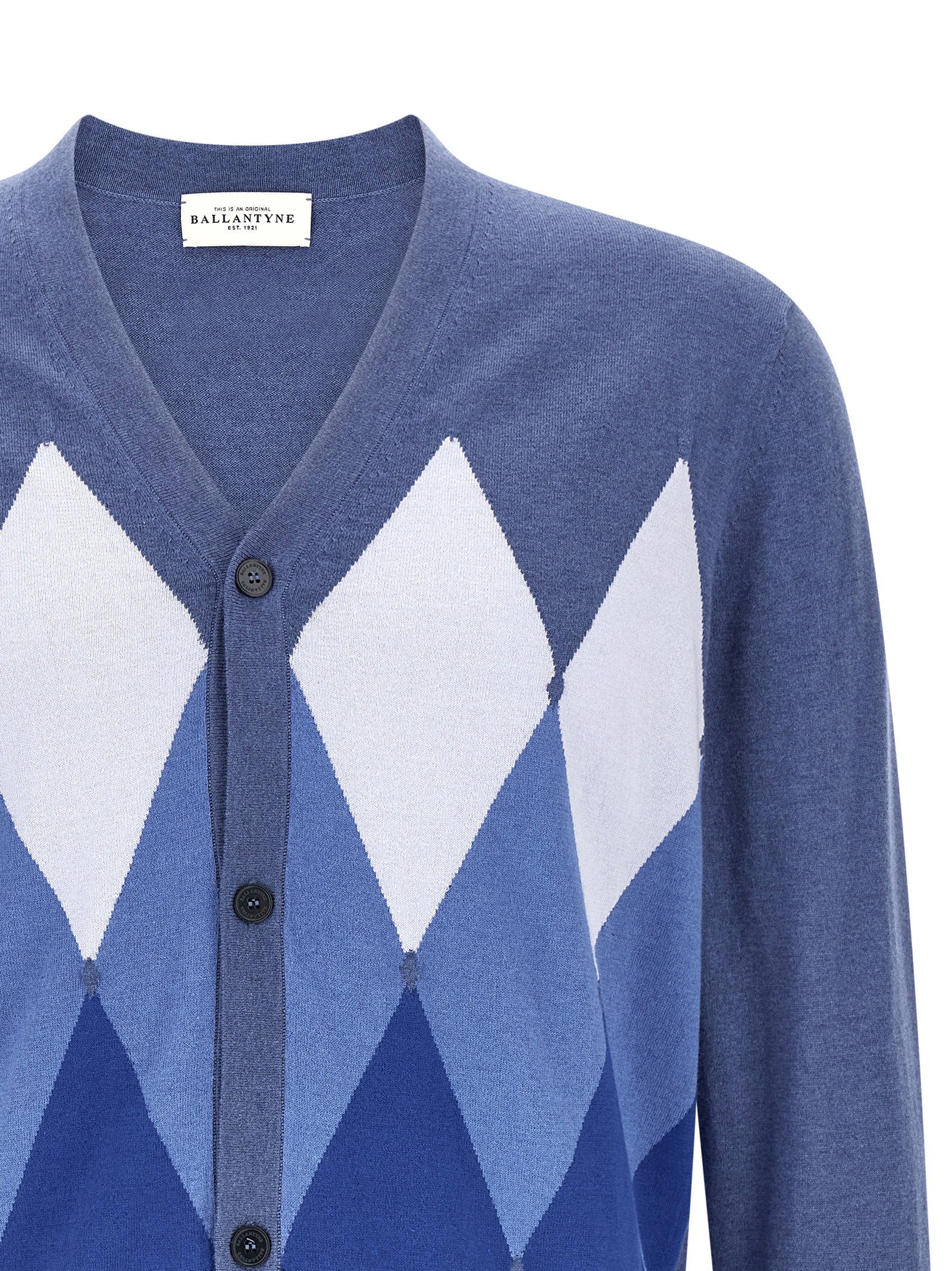 Ballantyne cardigan argyle blauw - detail V-hals, knopen en Ballantyne halslabel
