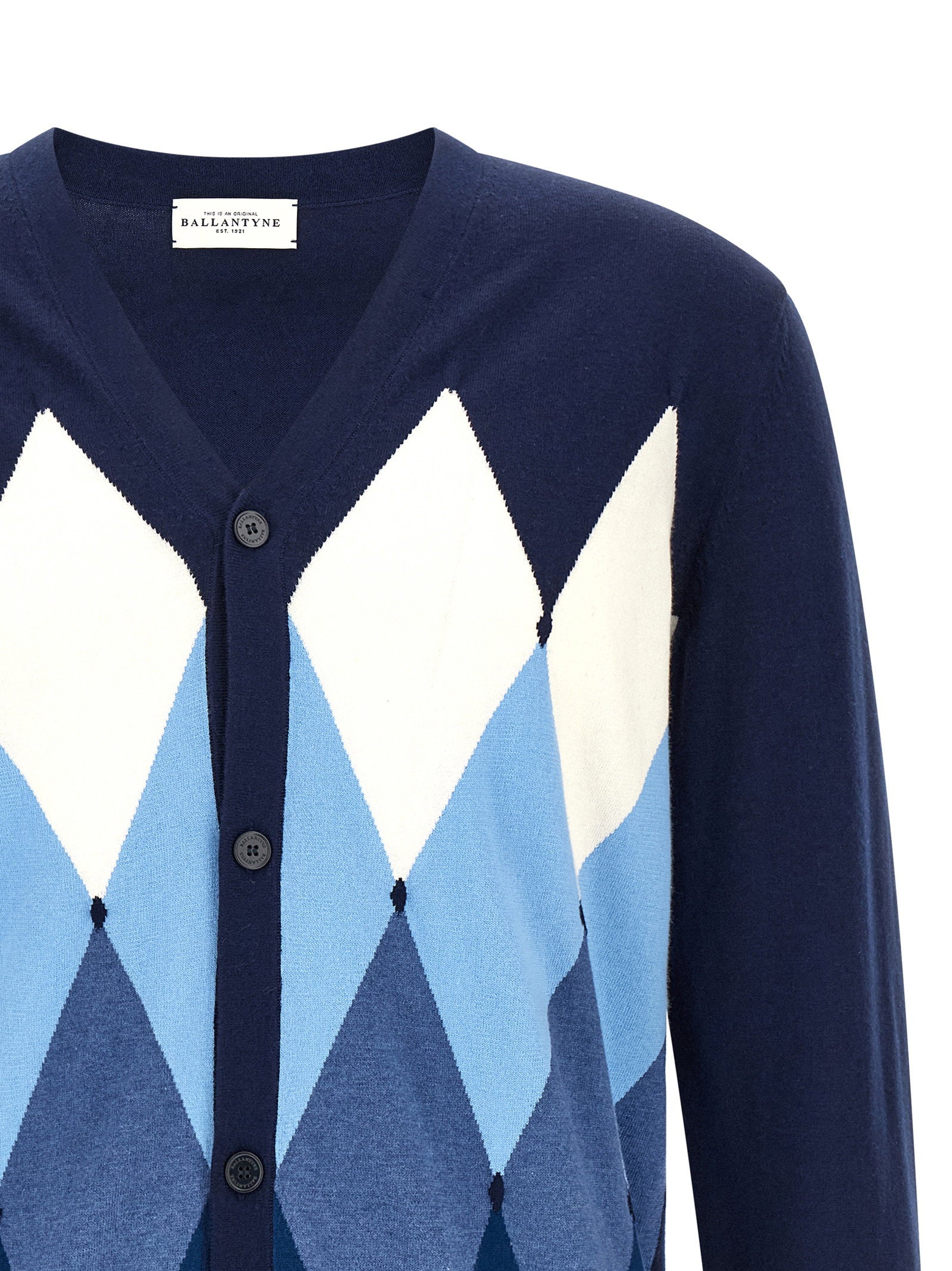 Ballantyne Argyle cardigan detail van V-hals en knopen