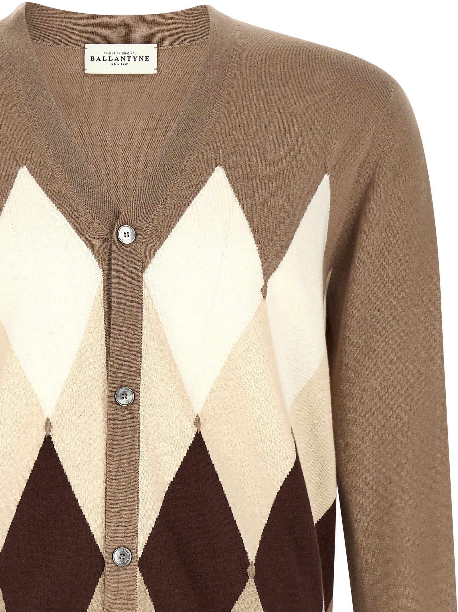 Ballantyne cardigan, detail van de parelmoeren knoopsluiting