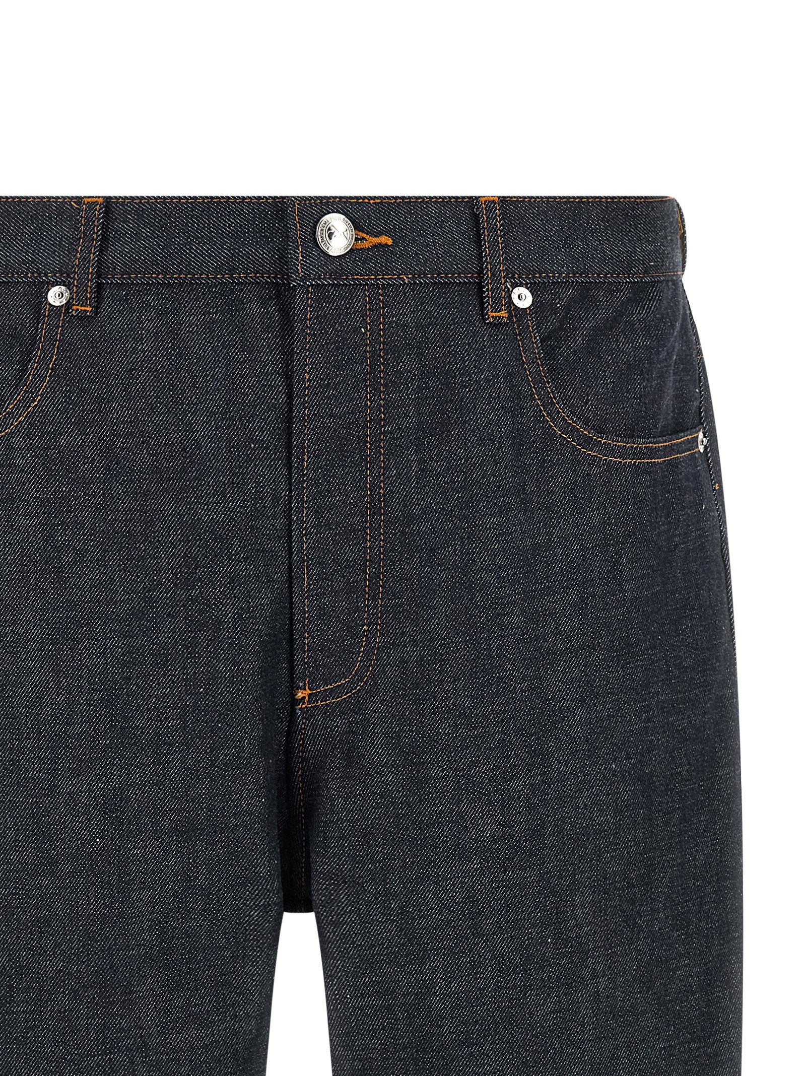 A.P.C. Fairfax jeans in indigo raw denim, detail van het gegraveerde knoopdetail